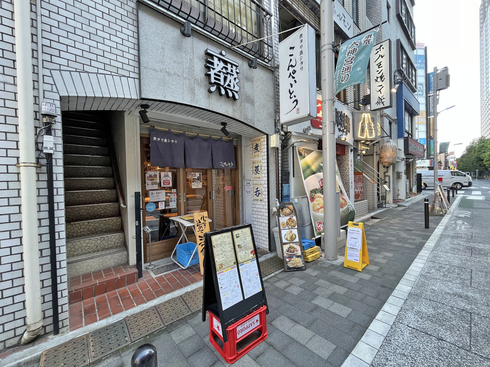 付近には飲食店が充実