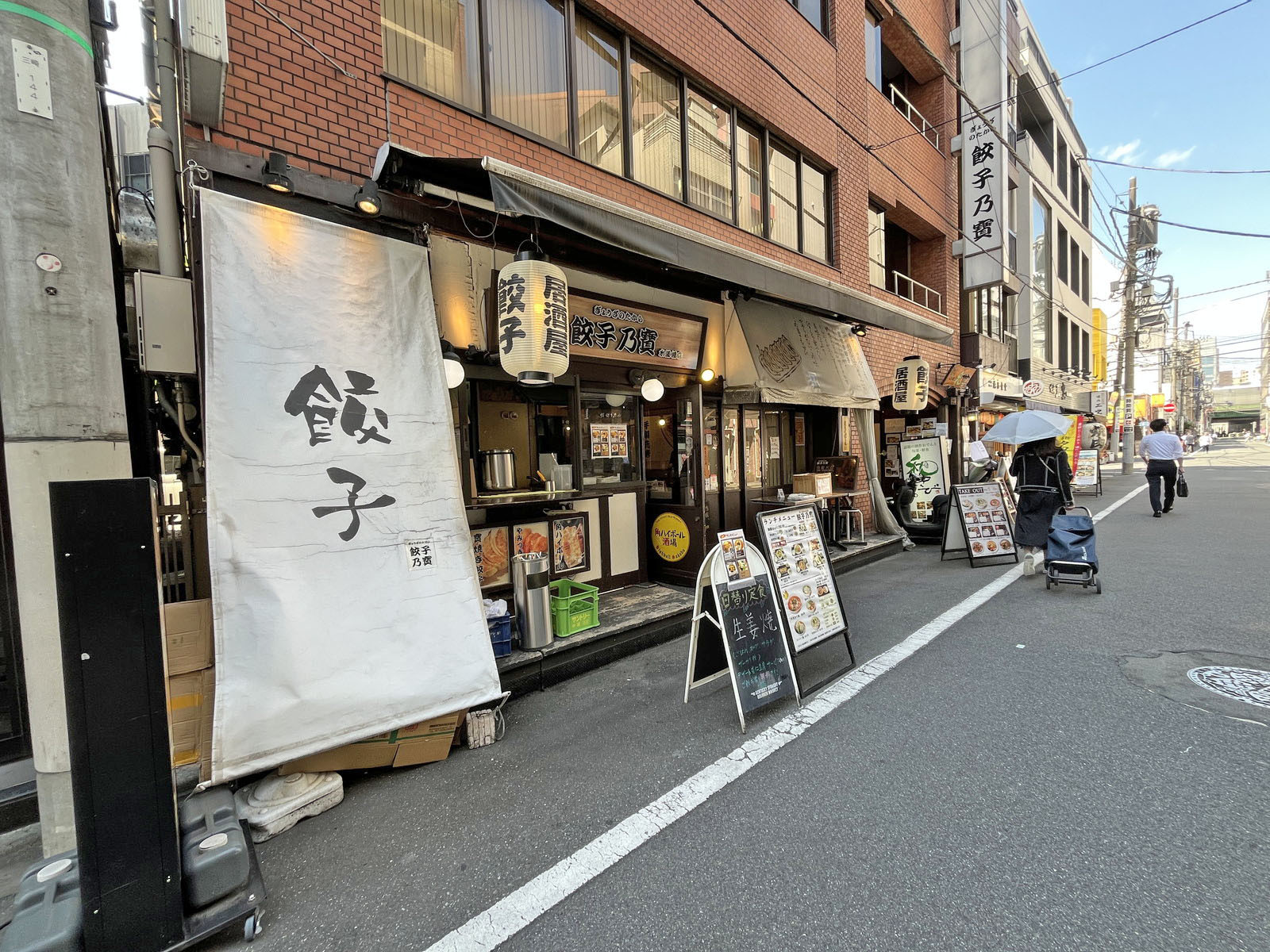 付近には飲食店が充実