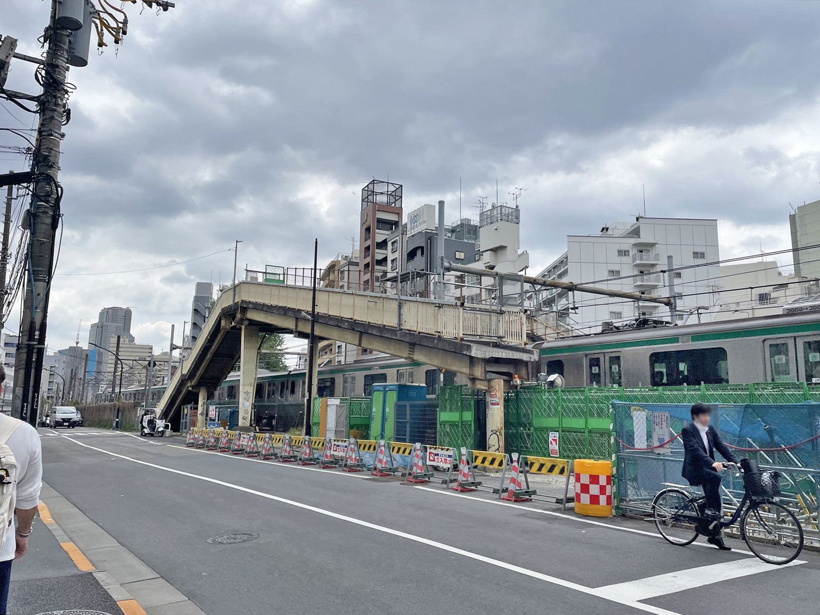 ビル近くには線路あり