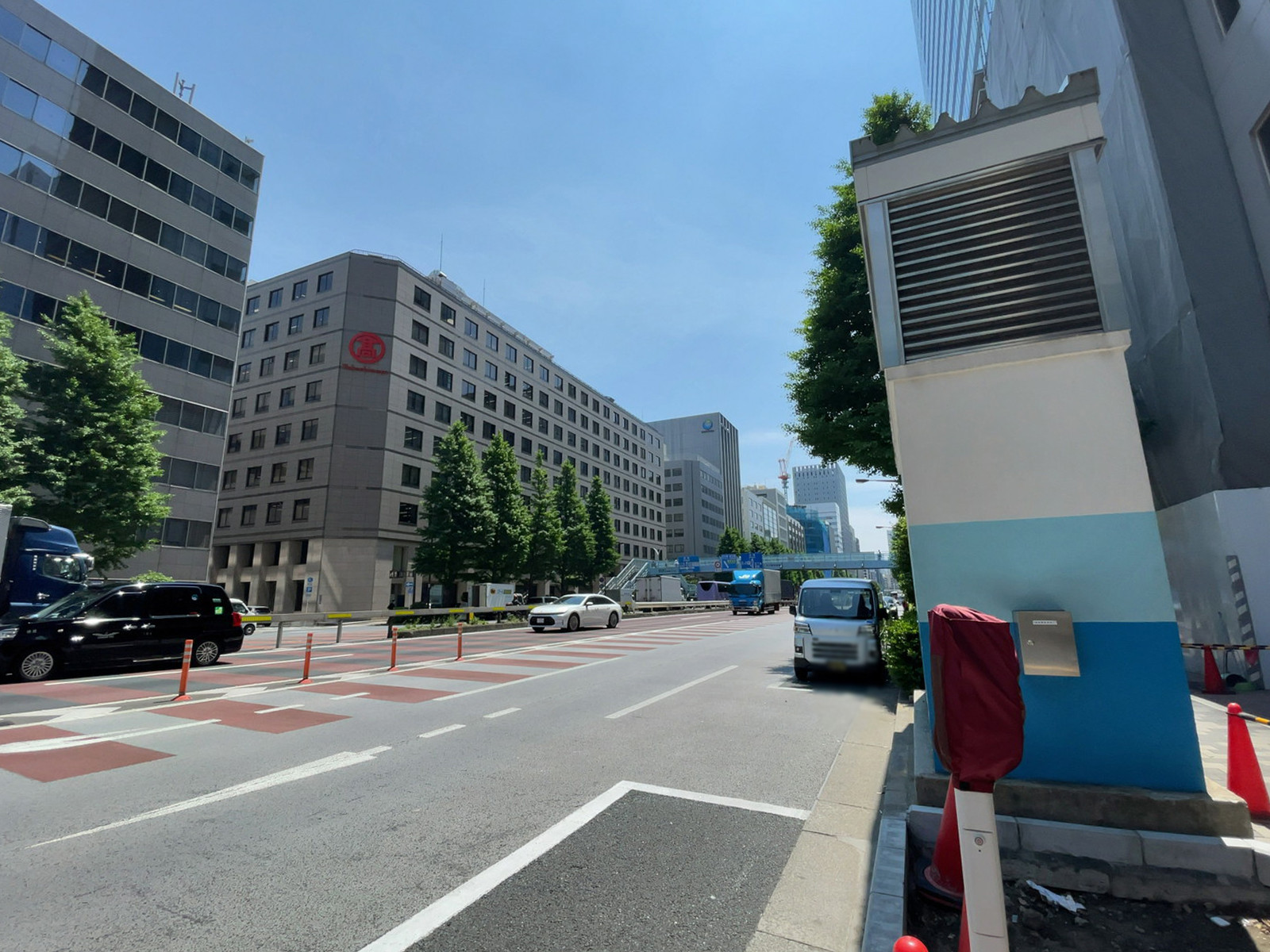 合人社江戸日本橋ビル前面の通り