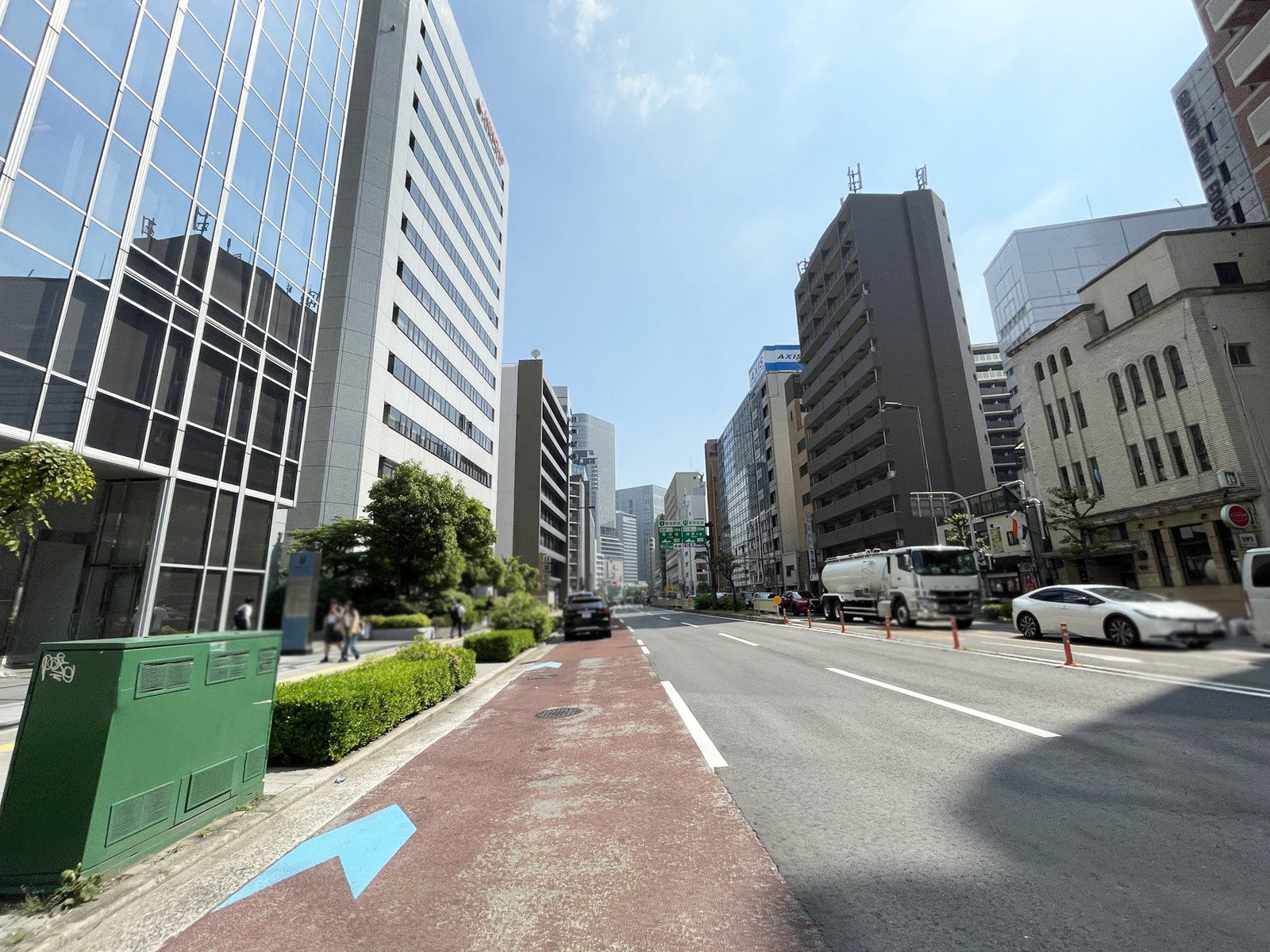 大阪日栄ビル前面の通り
