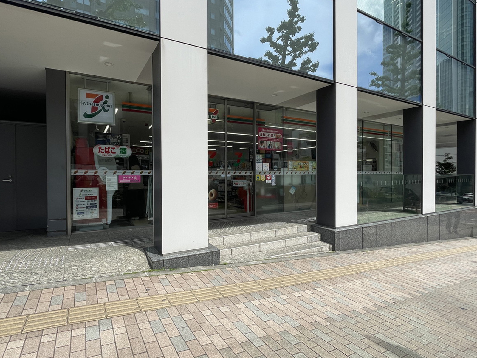 並びのセブン-イレブン 渋谷道玄坂1丁目店