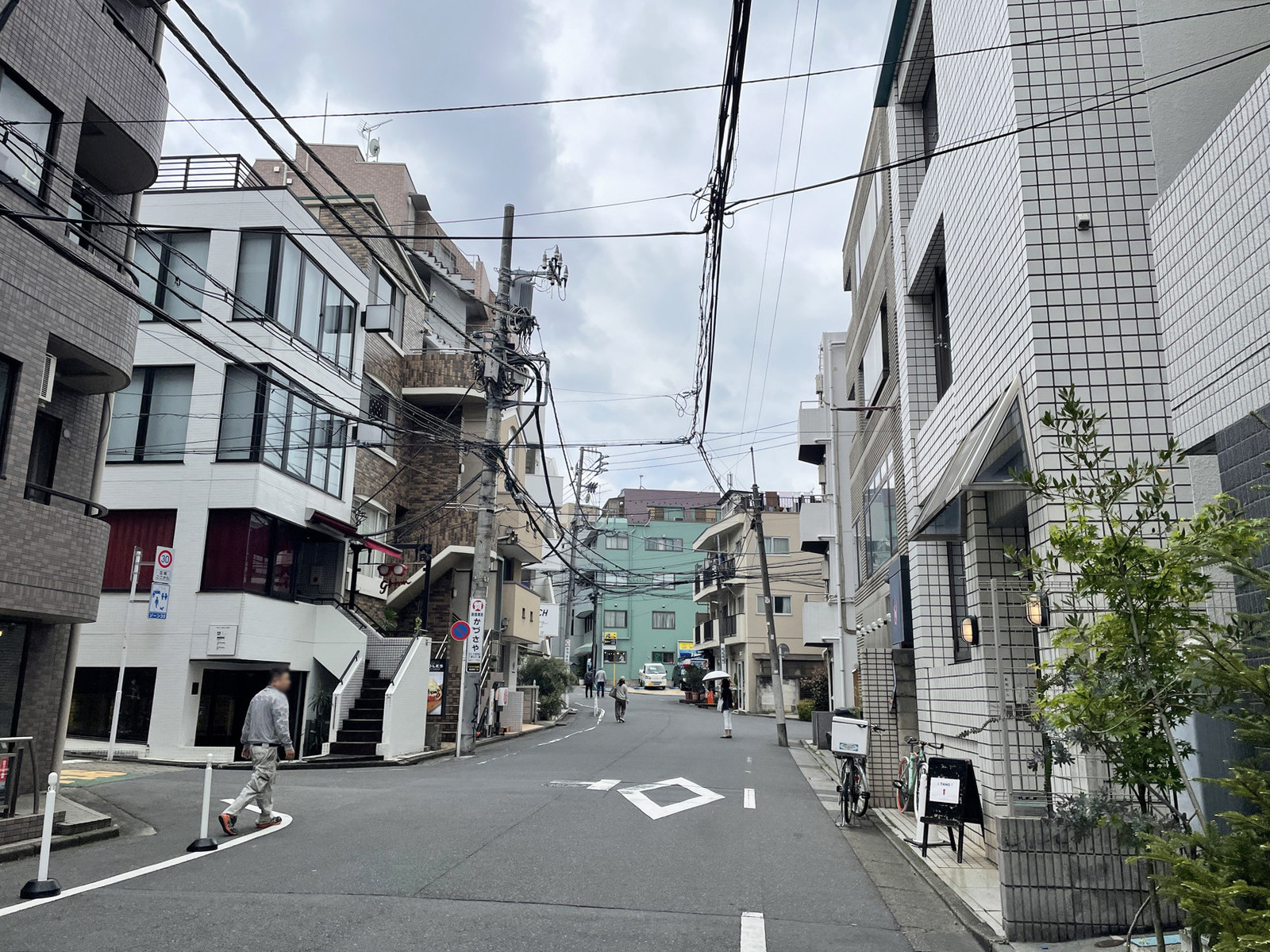 HAGIWARA BLDG.7前面の