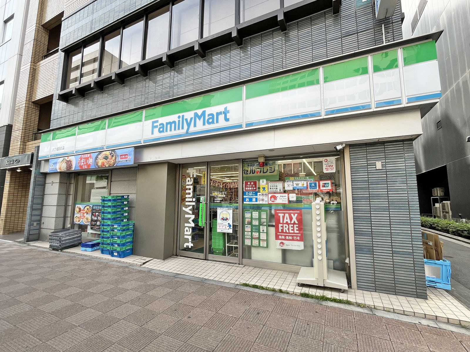 同じ並びのファミリーマート 八丁堀駅前店