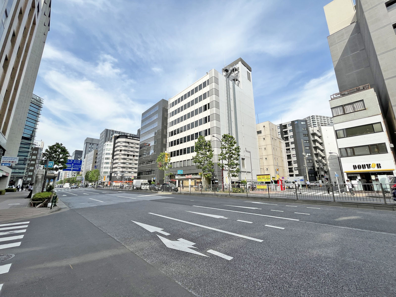八丁堀綜通ビル前面の新大橋通り