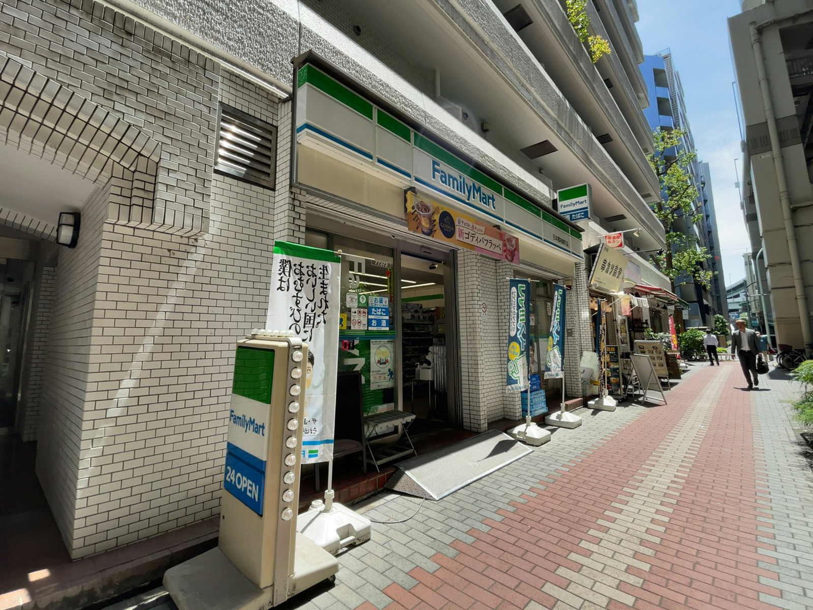 徒歩1分のファミリーマート 日本橋箱崎町店