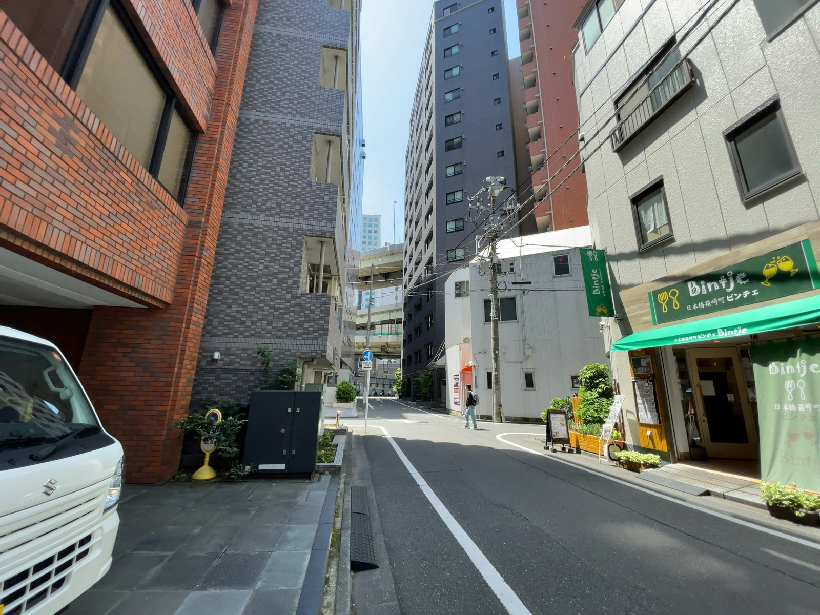 BRICK GATE 日本橋前面の通り