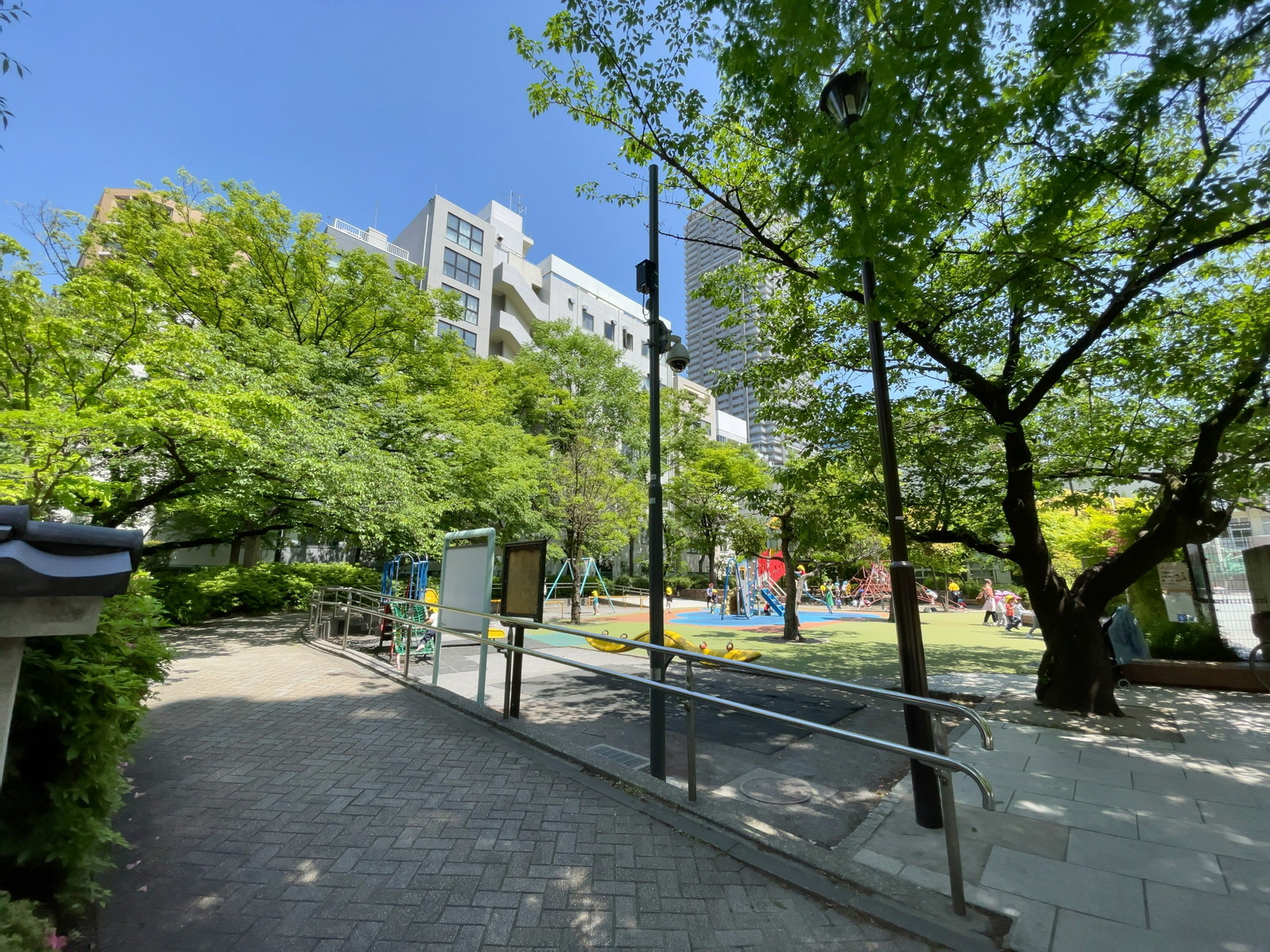 徒歩1分の蛎殻町公園