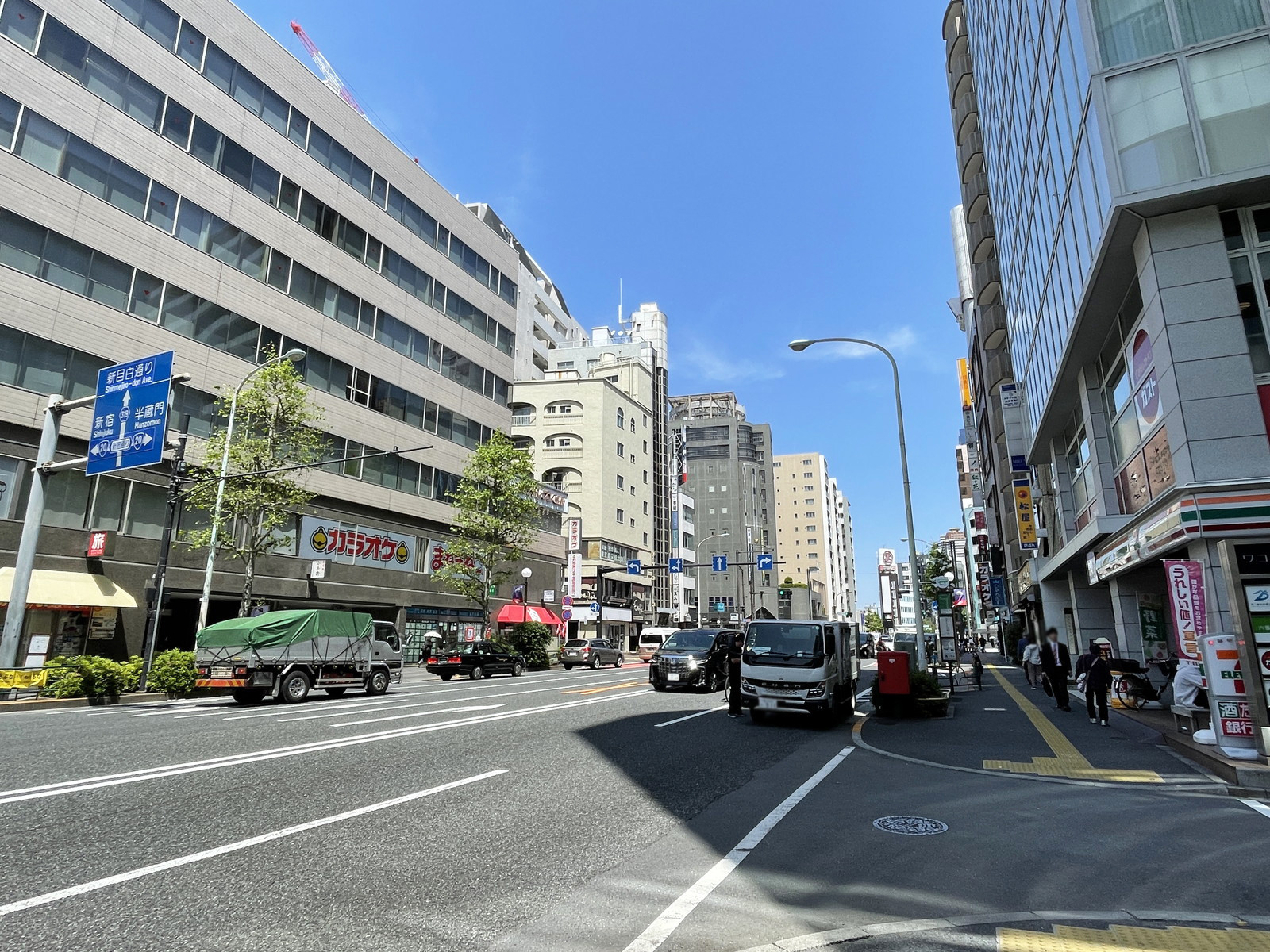 SEN四谷ビル前面の外苑東通り
