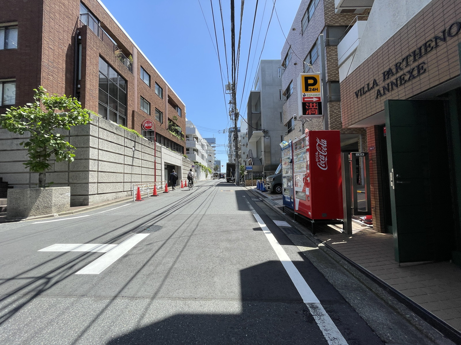 隈部ビル前面の通り