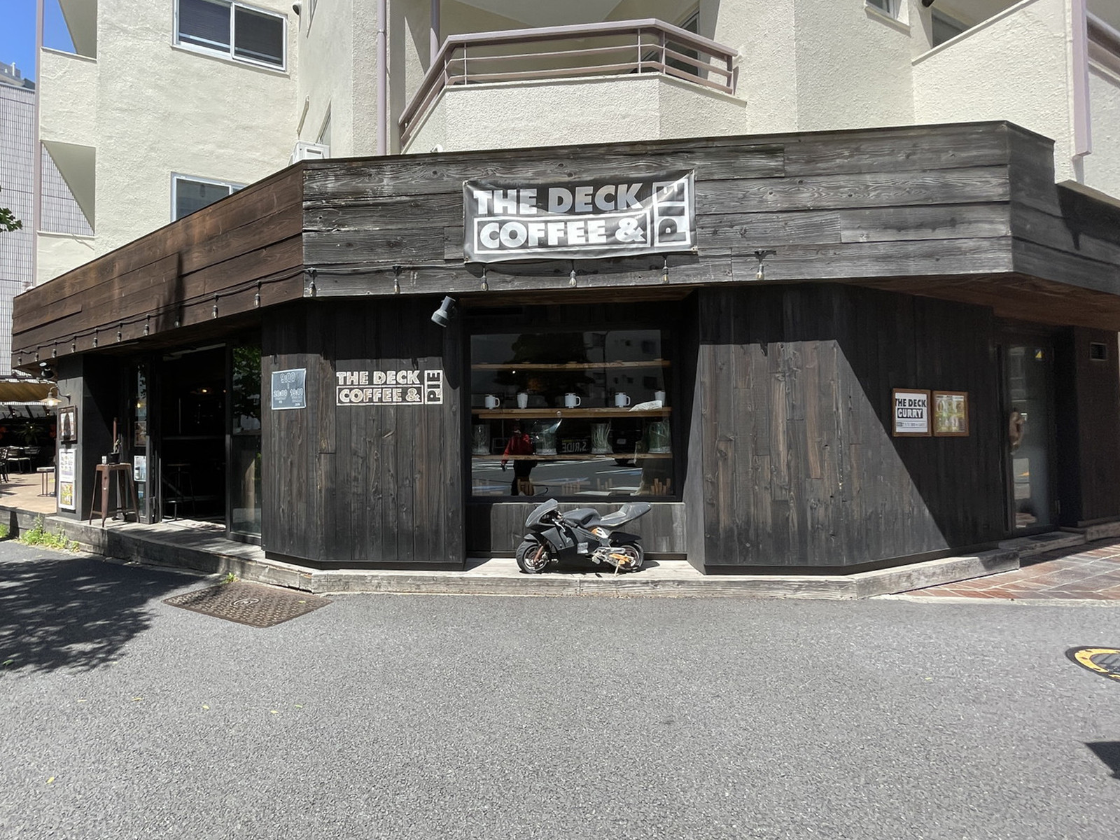 徒歩圏内には飲食店が点在