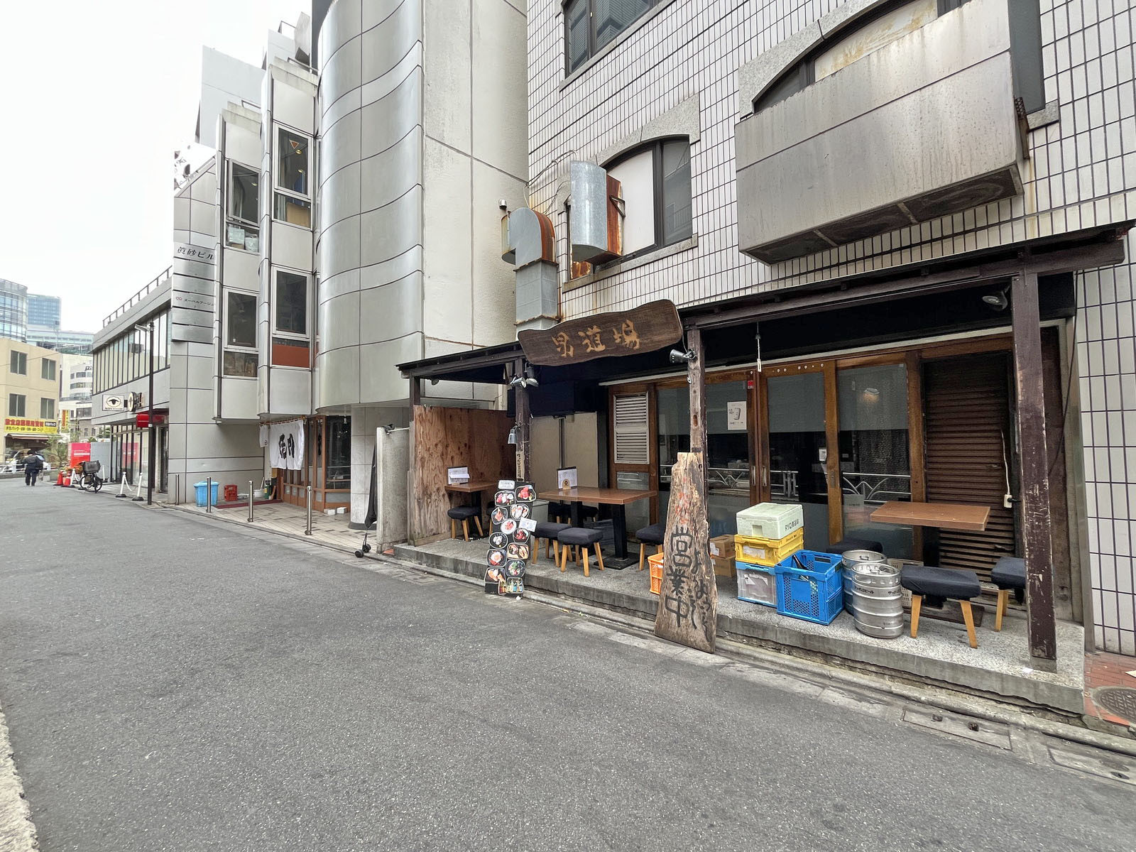 付近には飲食店が充実