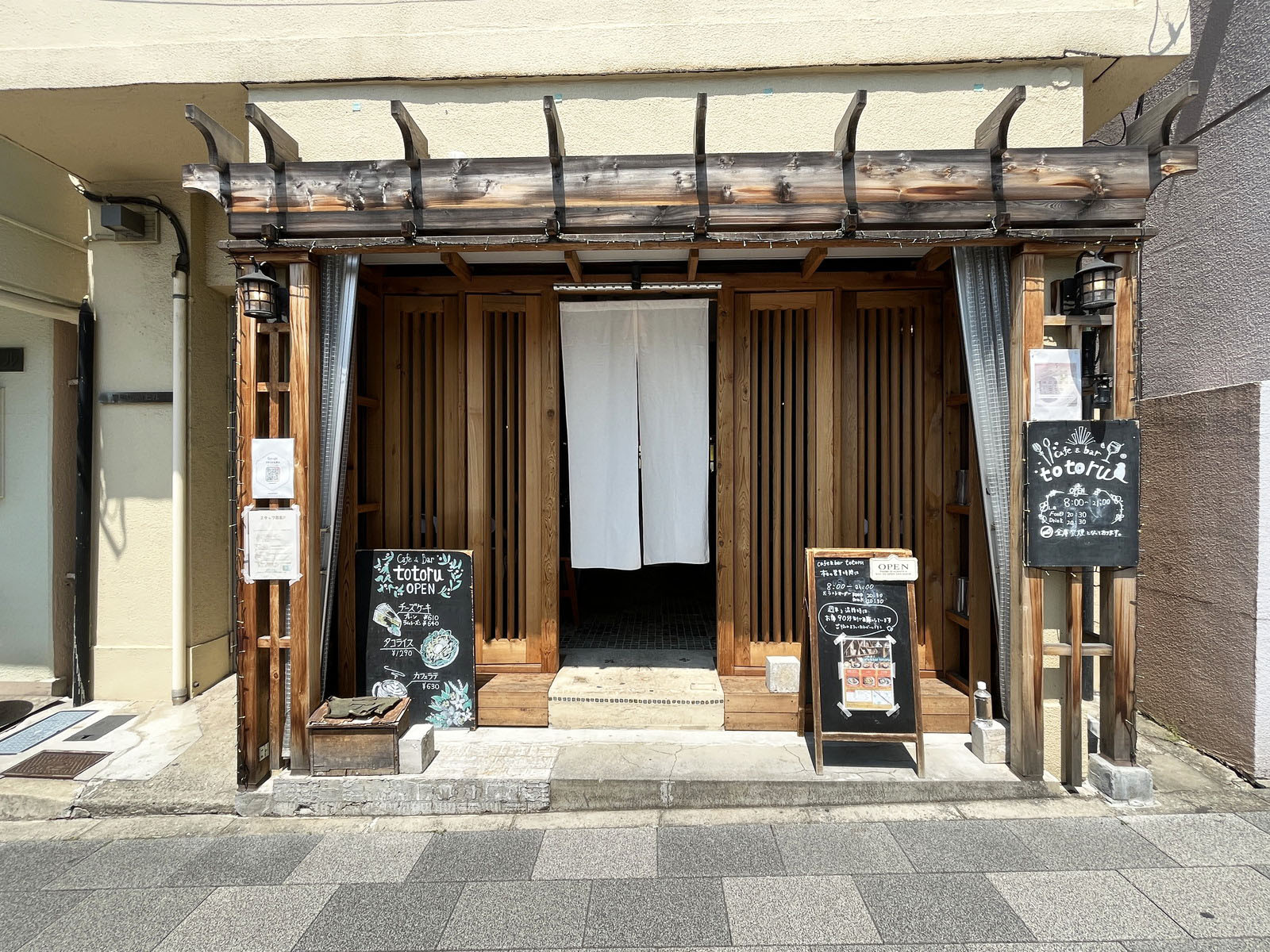 徒歩2分のカフェ cafe&bar totoru
