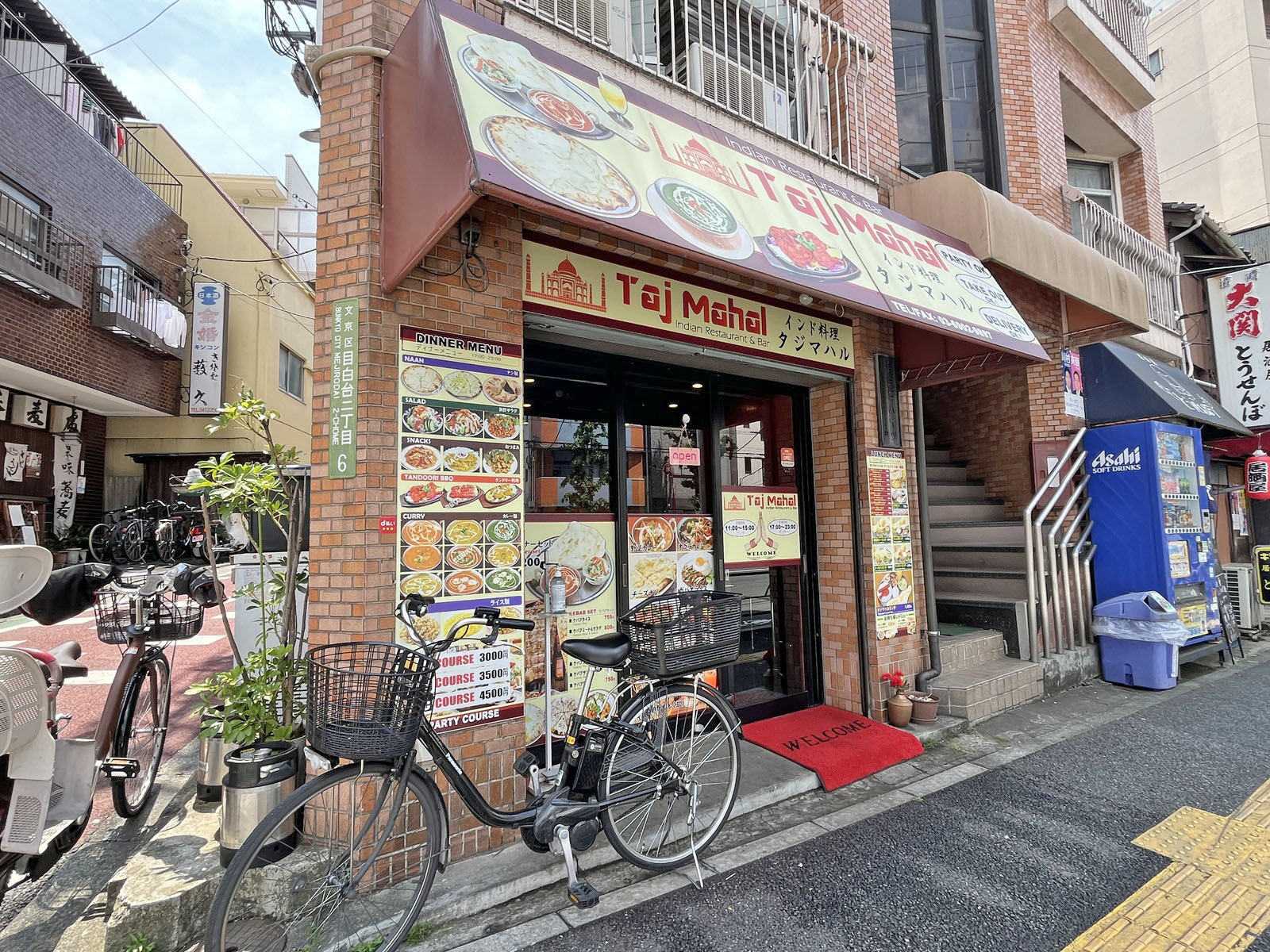 同じ並びのインド料理 タージマハール