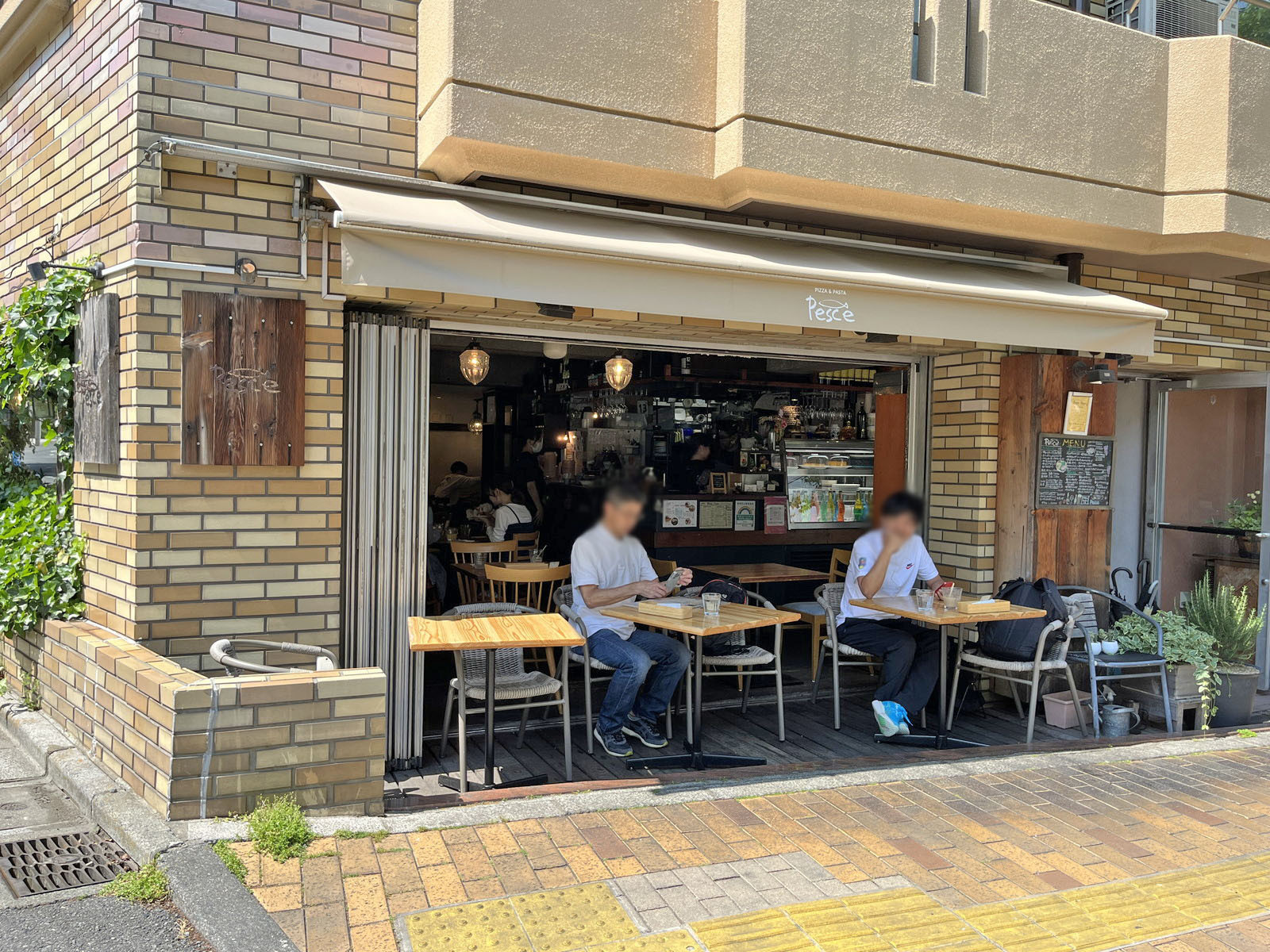 向かいの通りのカフェ ARISSARA CAFE & THAI RESTAURANT