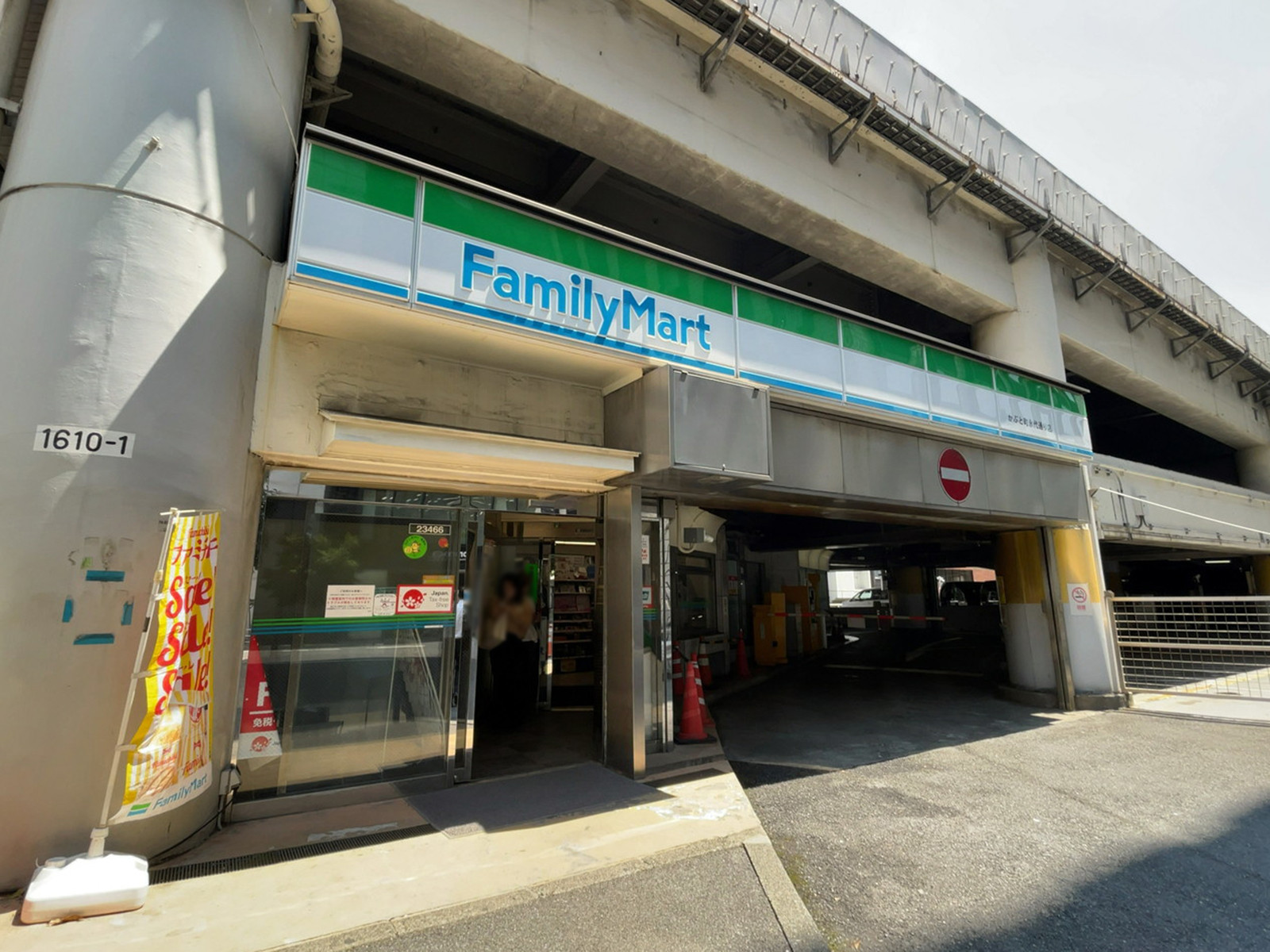 徒歩4分のファミリーマート かぶと町永代通り店