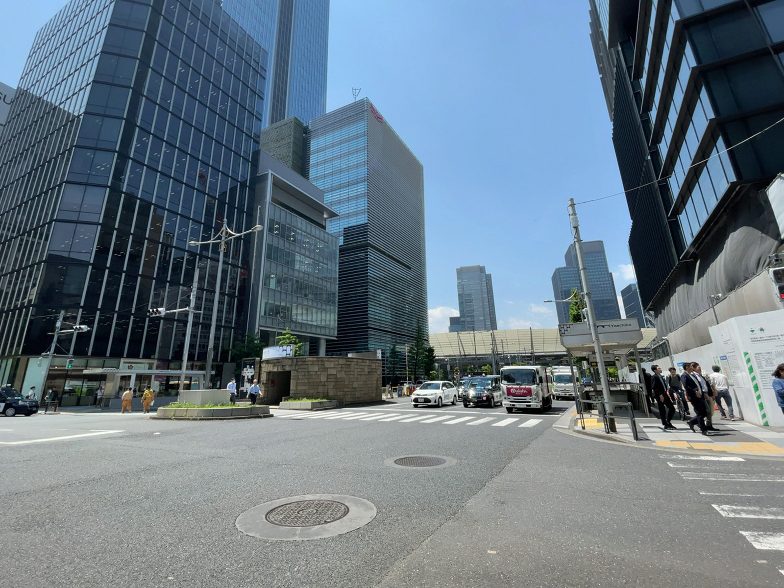 東和八重洲ビル前面の通り
