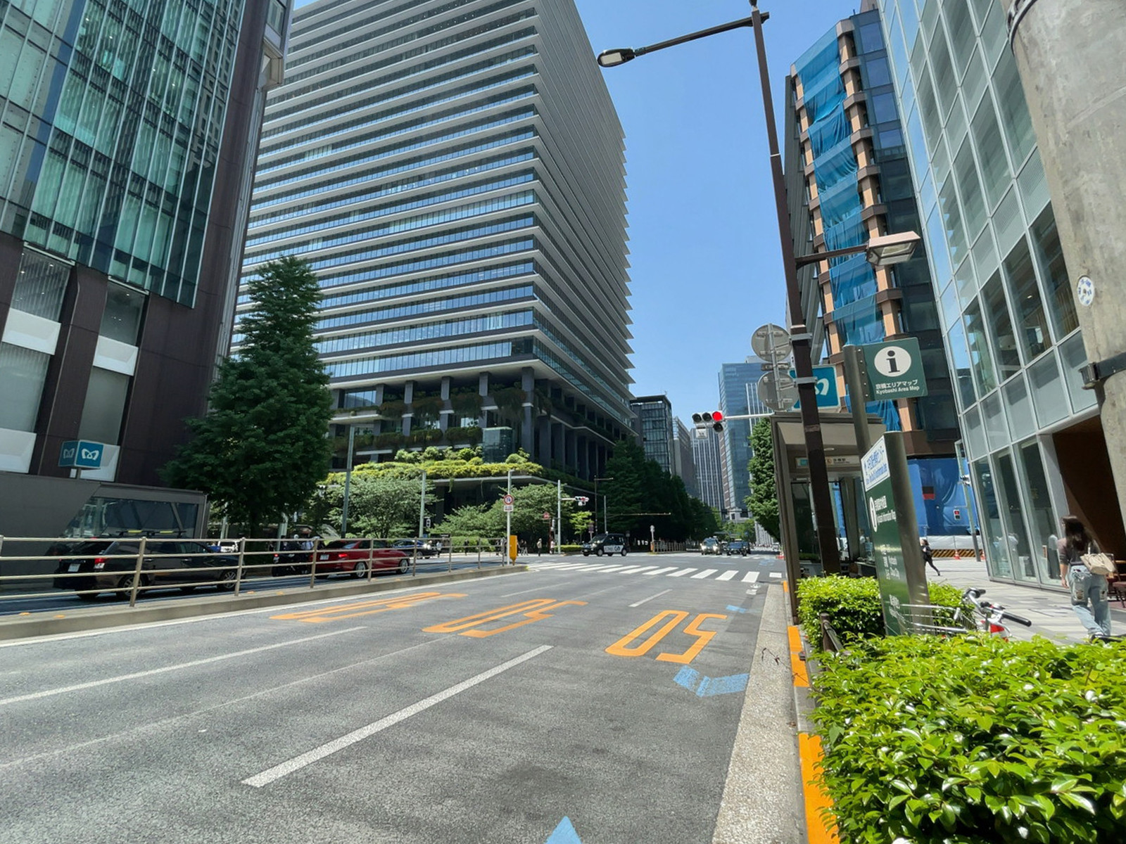 京橋創生館前面の通り