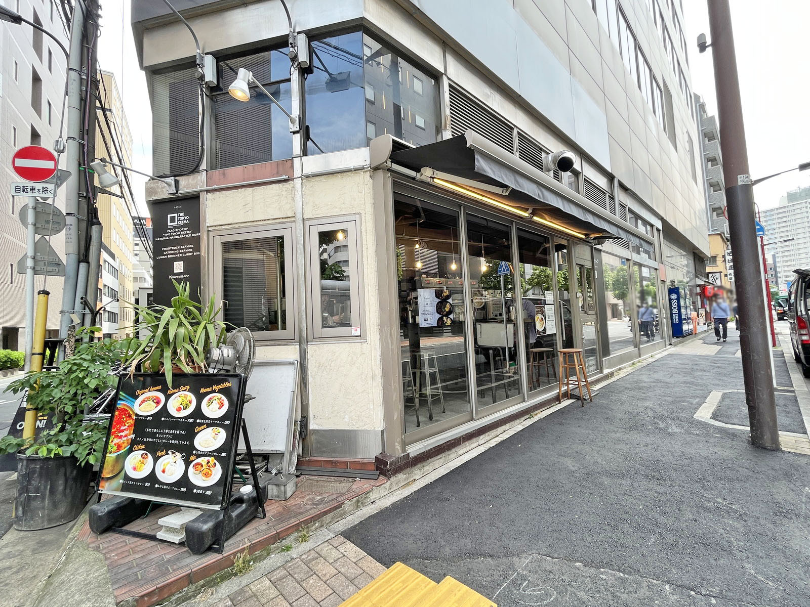 付近には飲食店が充実