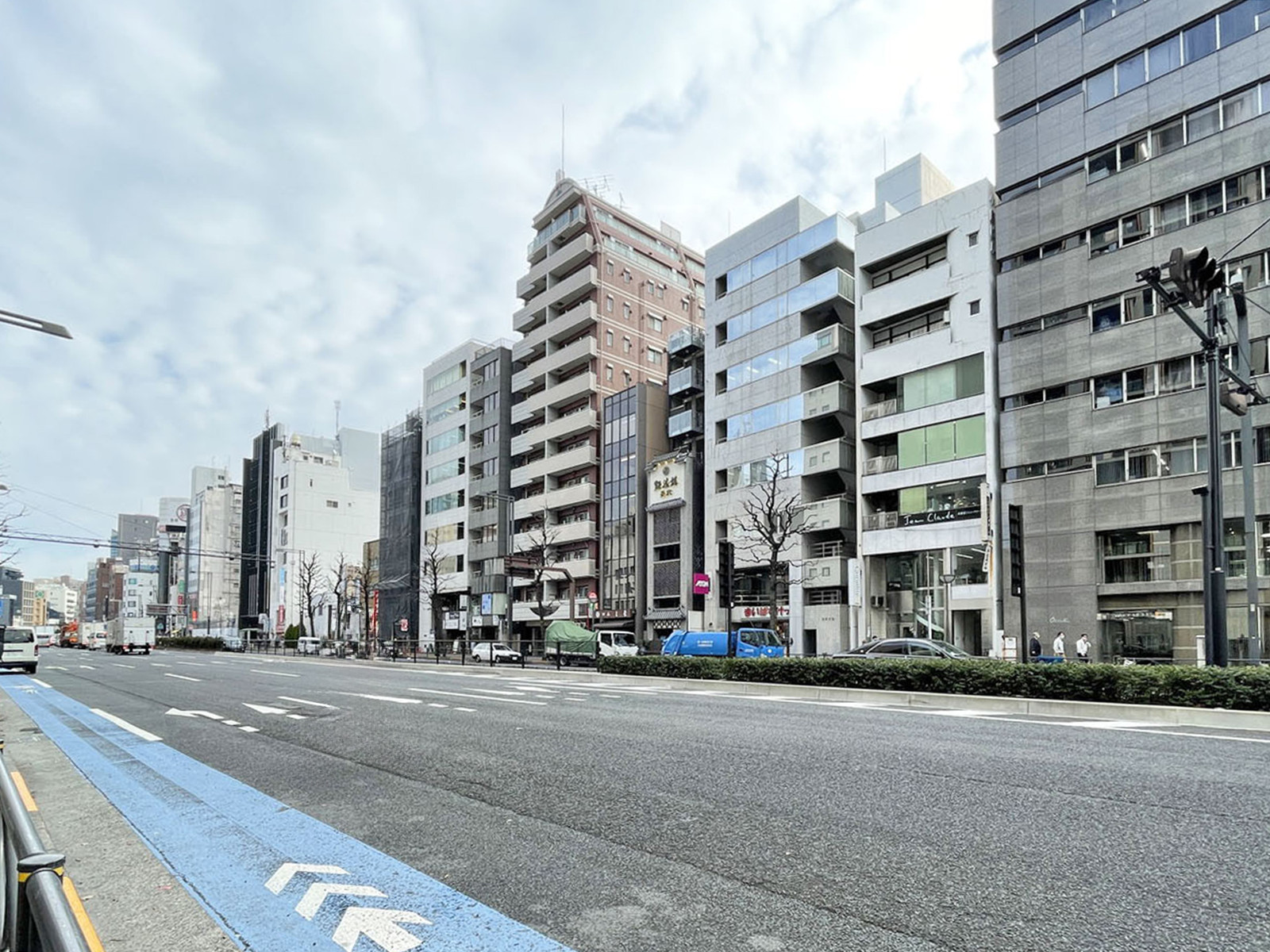 第二光明堂ビル前面の新宿通り