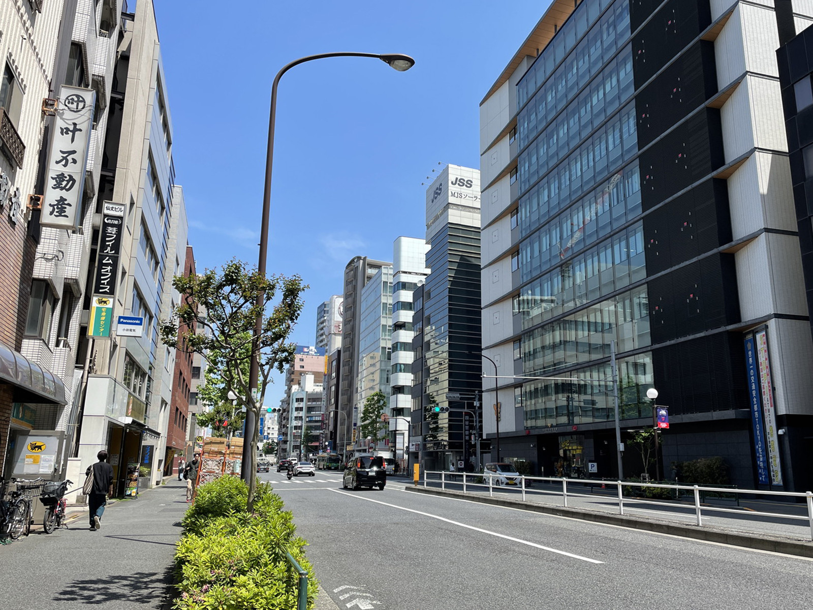 磯部ビル前面の外苑東通り