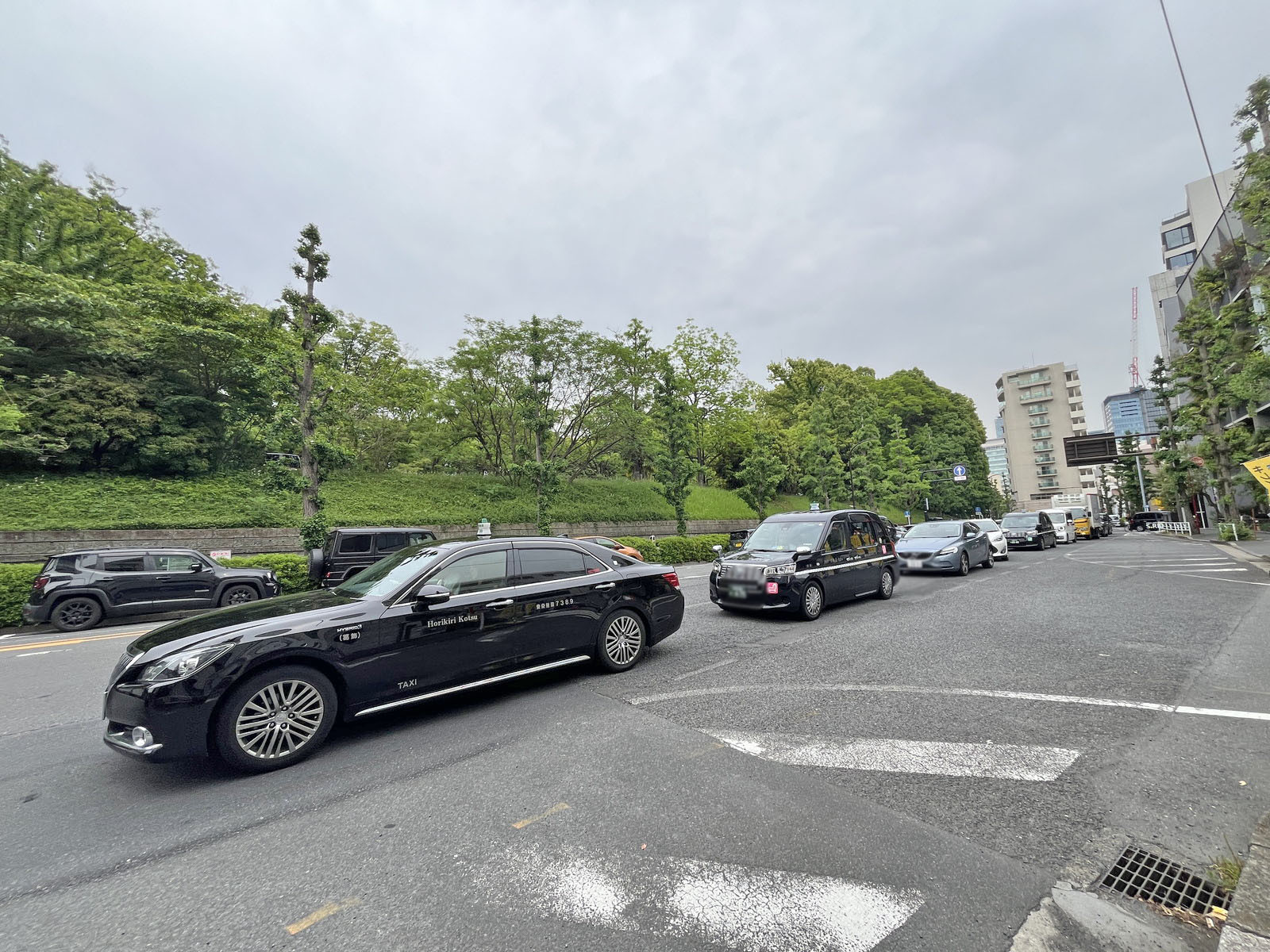 8×Hビル前面の井の頭通り