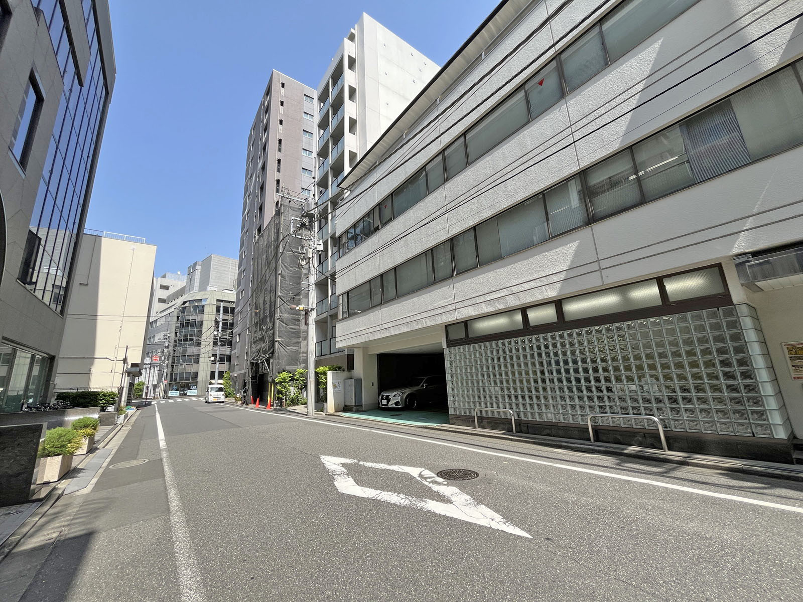 岩本町喜多ビル前面通り