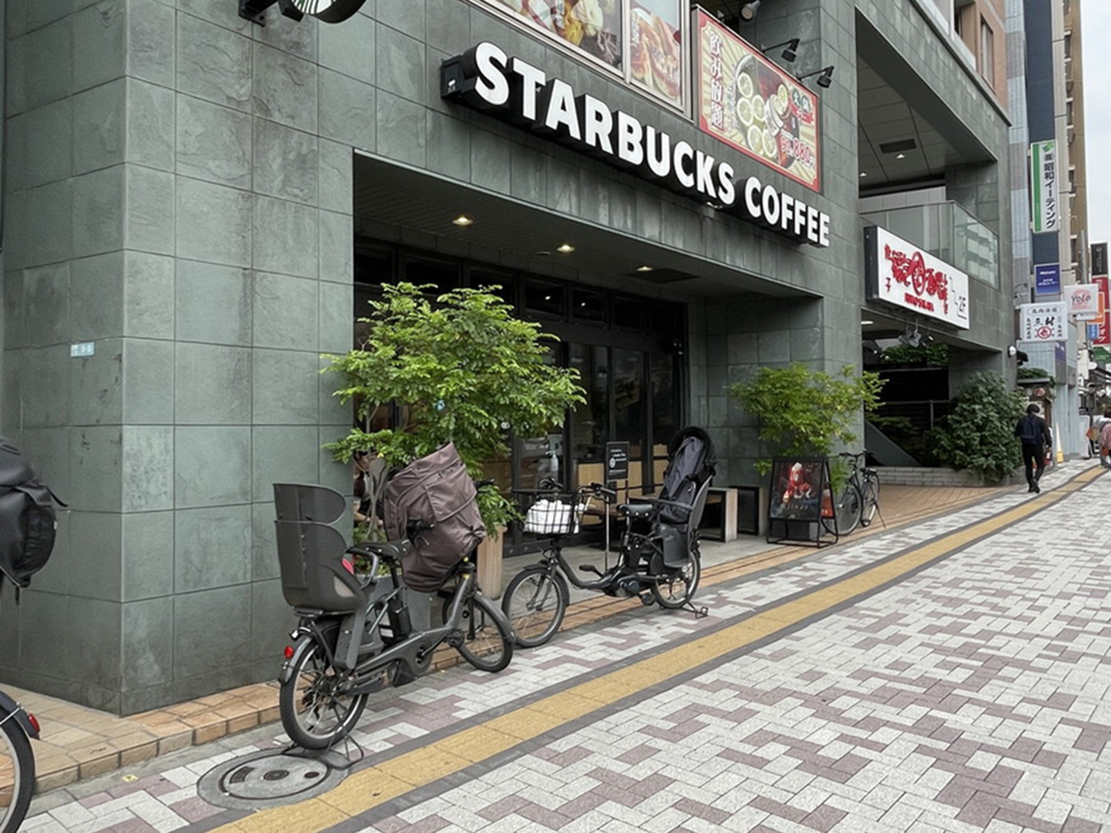 徒歩圏内には飲食店が点在