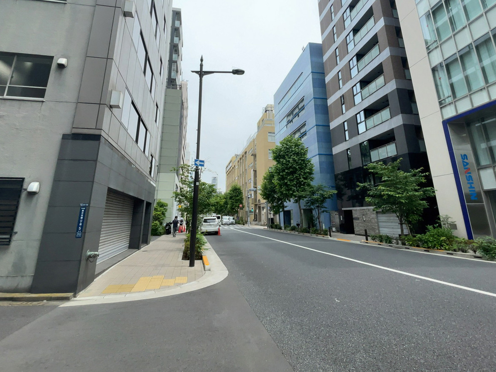 宮城館ビル前面の通り