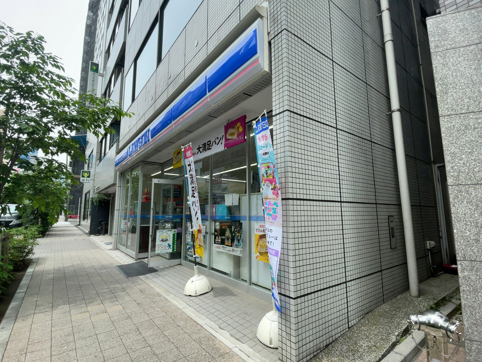 徒歩1分のローソン 東日本橋二丁目店