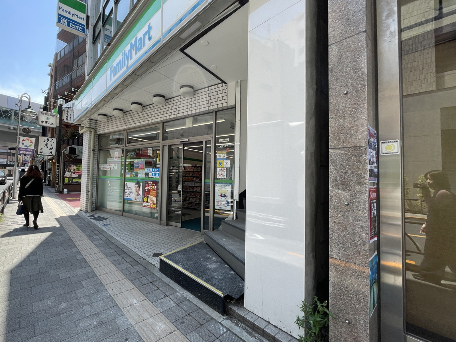 徒歩2分のファミリーマート 都立大学駅前店