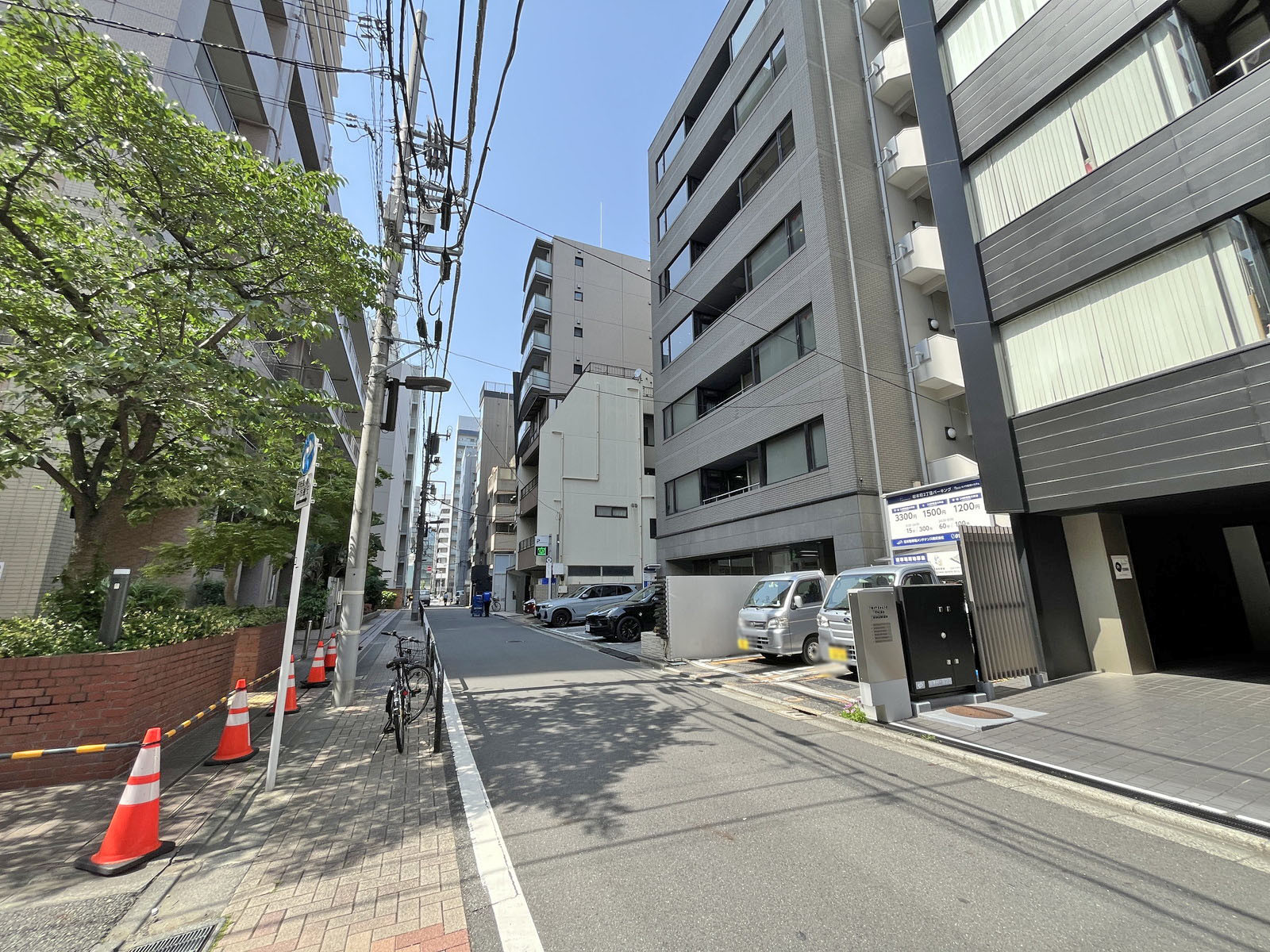 WATANABE THIRD BUILDING前面通り