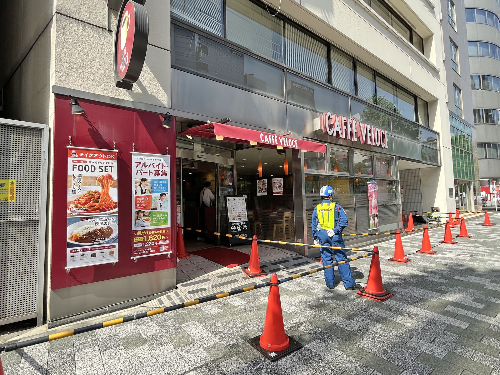 同じ並びのカフェ・ベローチェ 岩本町店