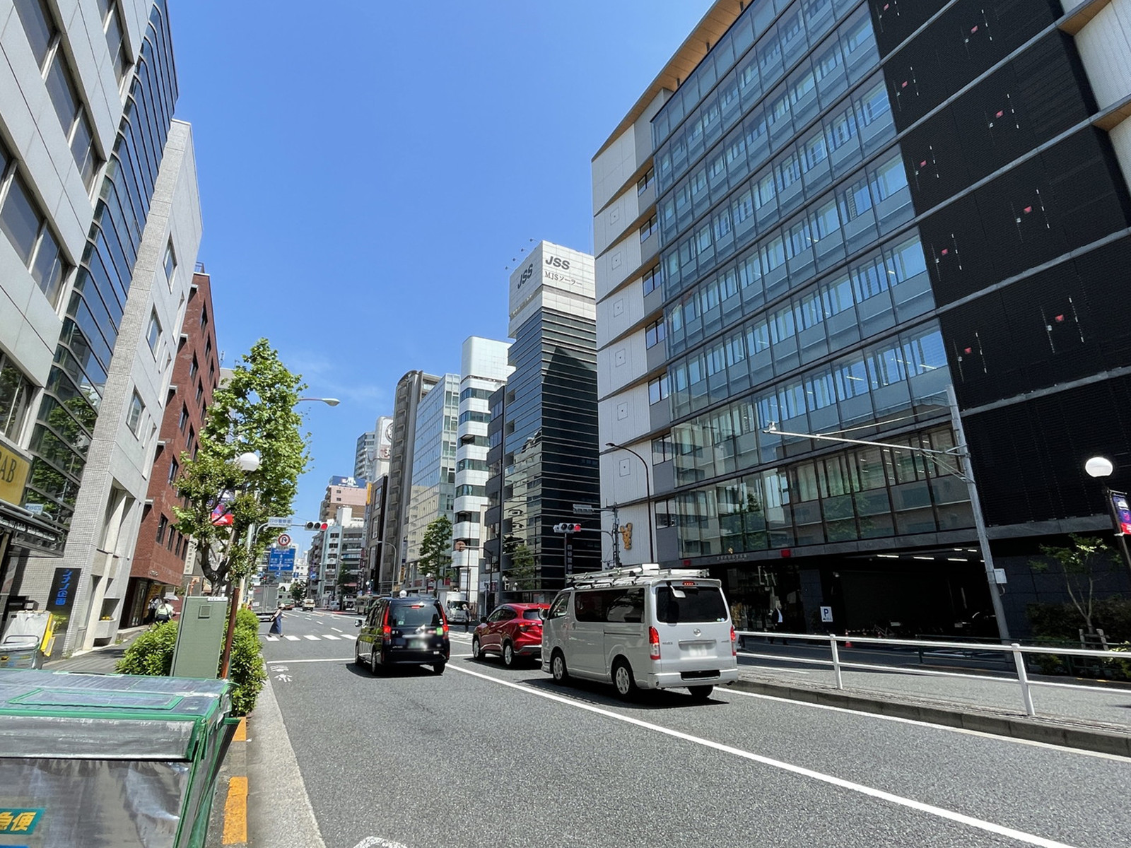 仙丈ビル前面の外苑東通り
