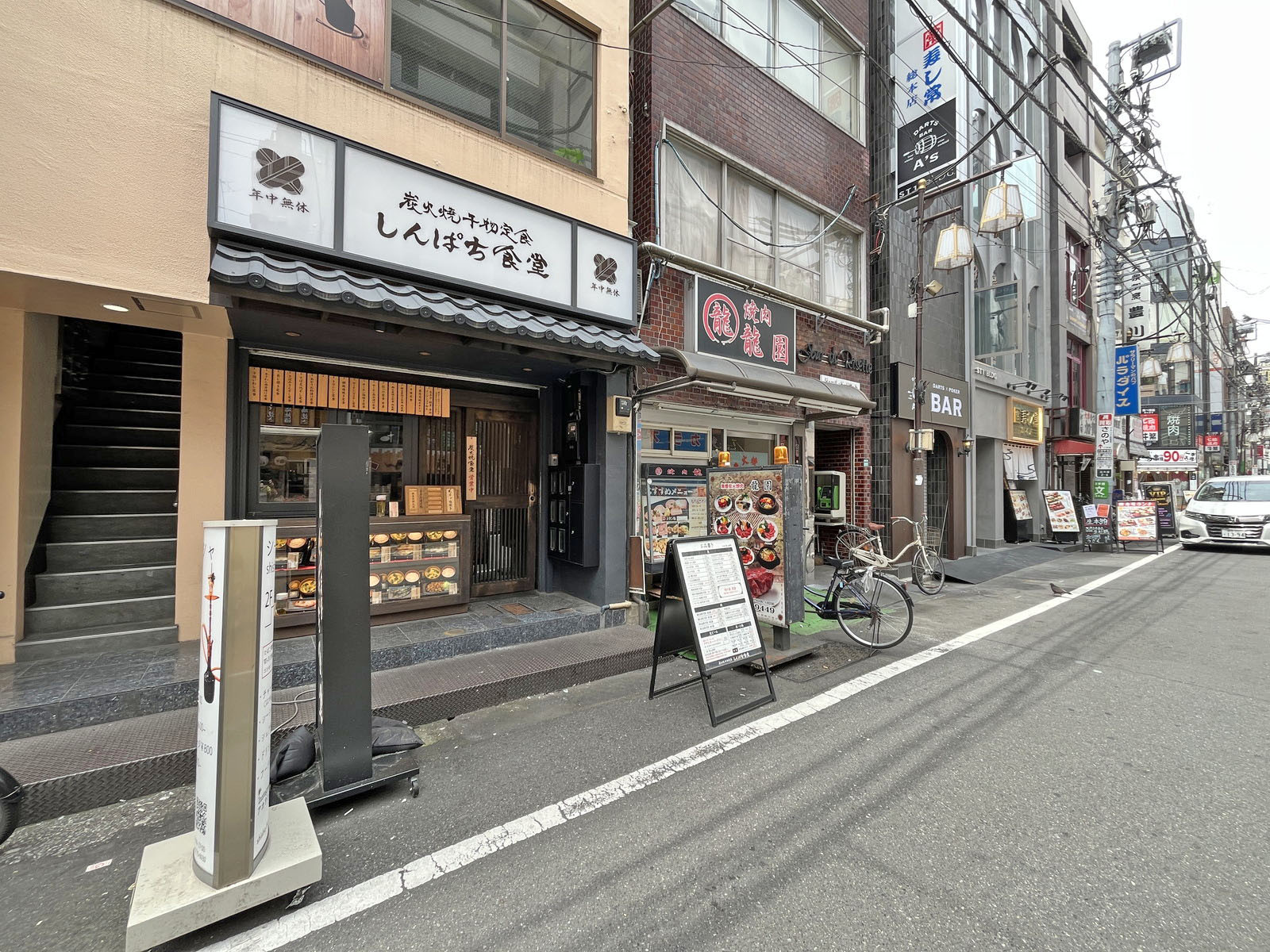 付近には飲食店が充実