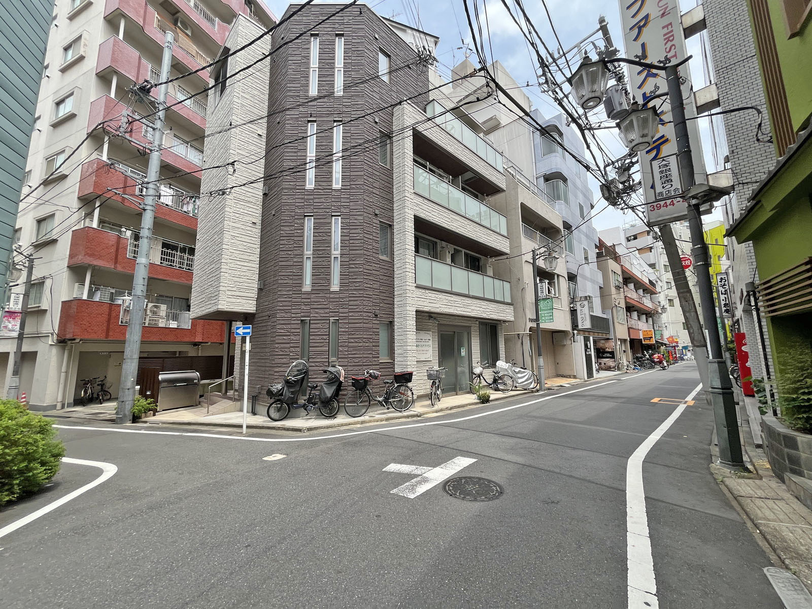 坂本ビル前面通り
