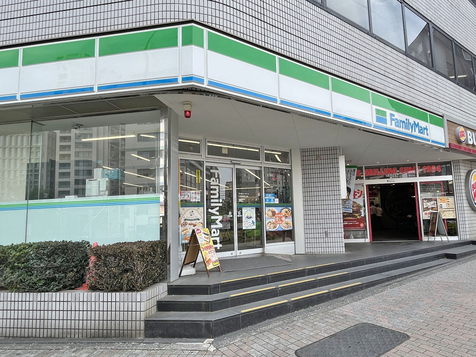 徒歩2分のファミリーマート 大塚駅南口店