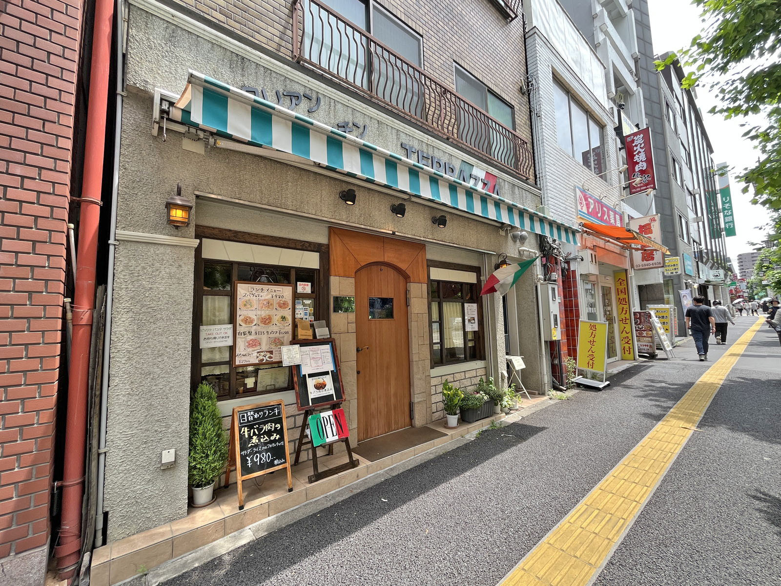 付近には飲食店が充実