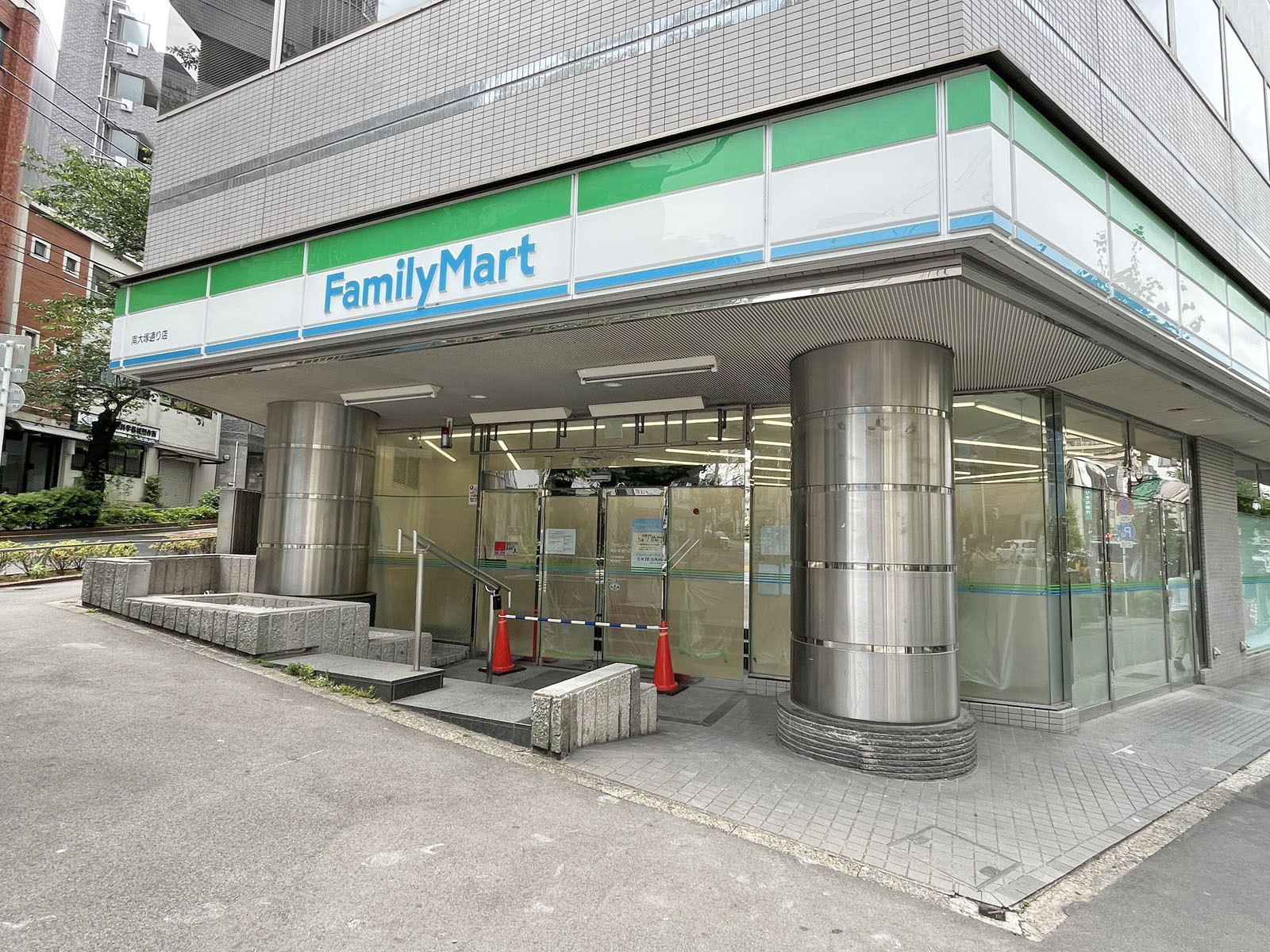 徒歩1分のファミリーマート 南大塚通り店