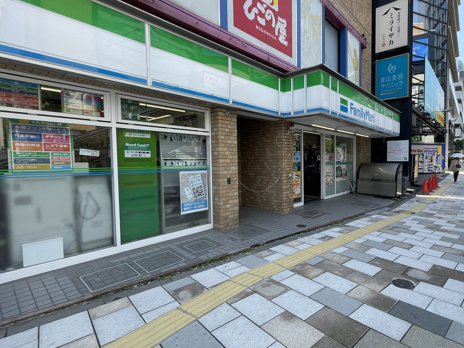 徒歩2分のファミリーマート 外苑南青山2丁目店