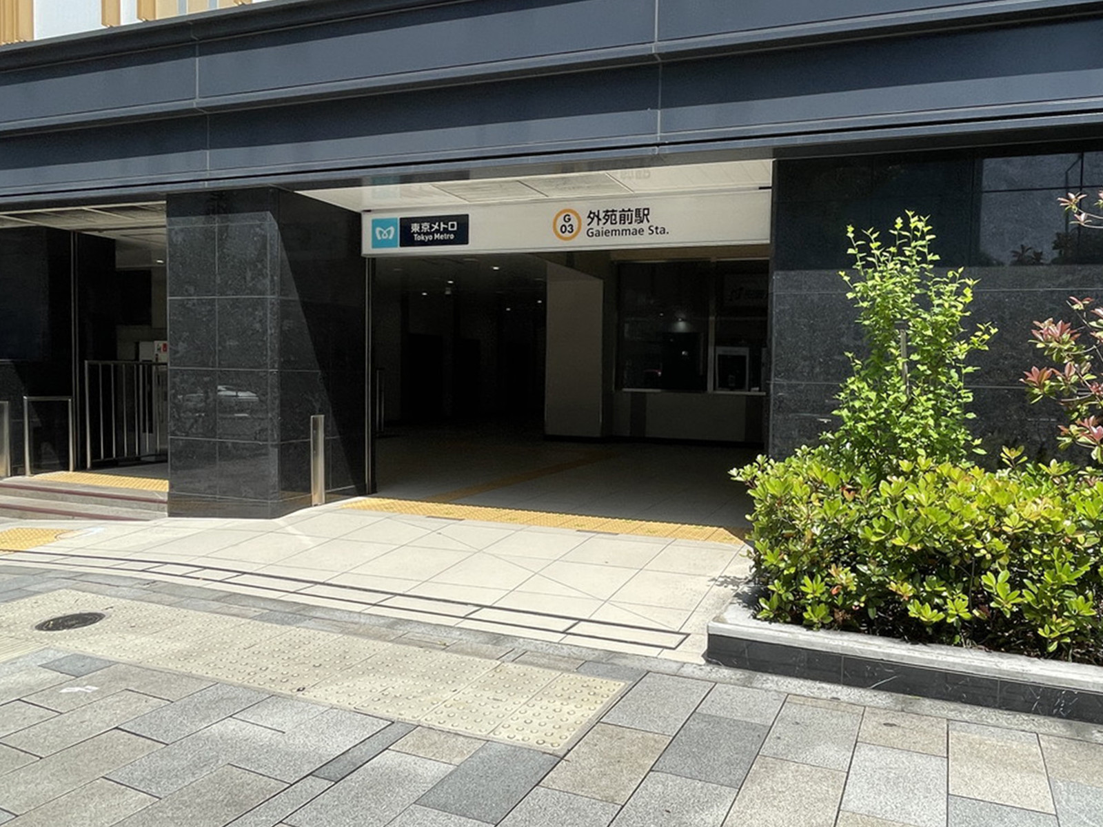 最寄りの「外苑前駅」