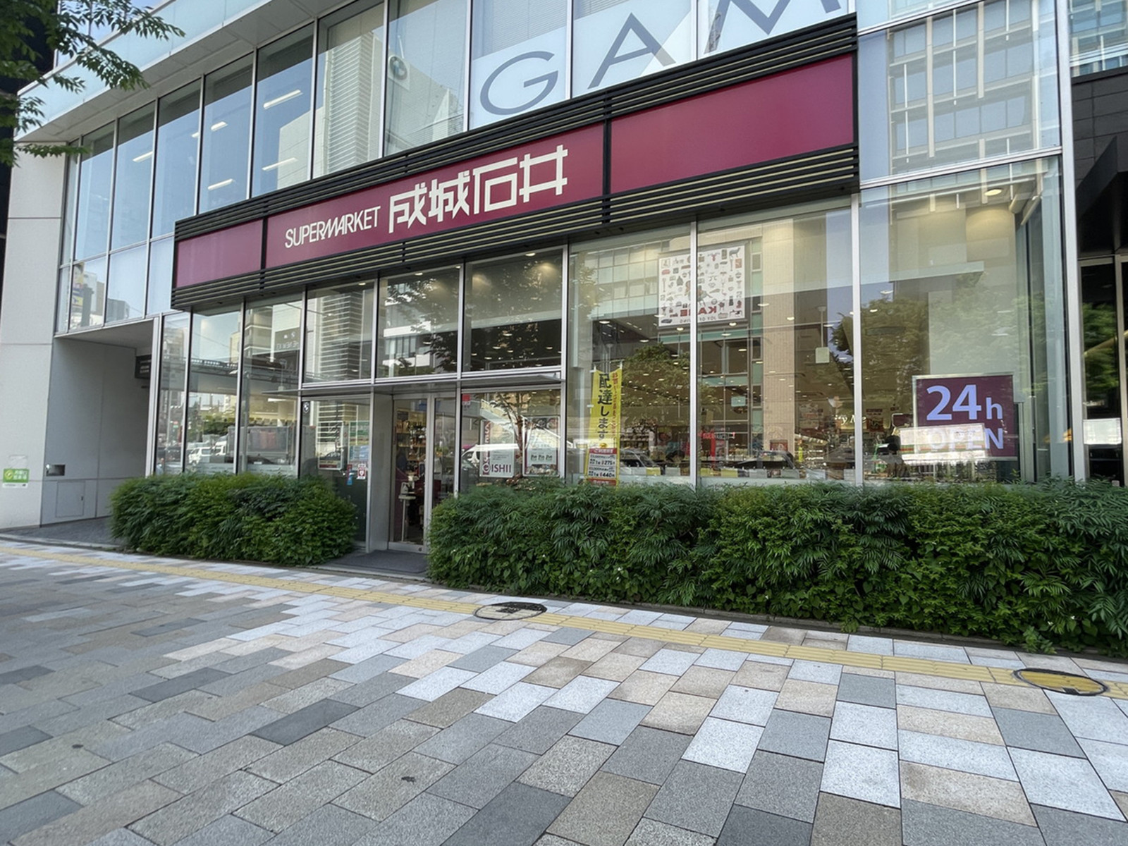 付近の成城石井 南青山店