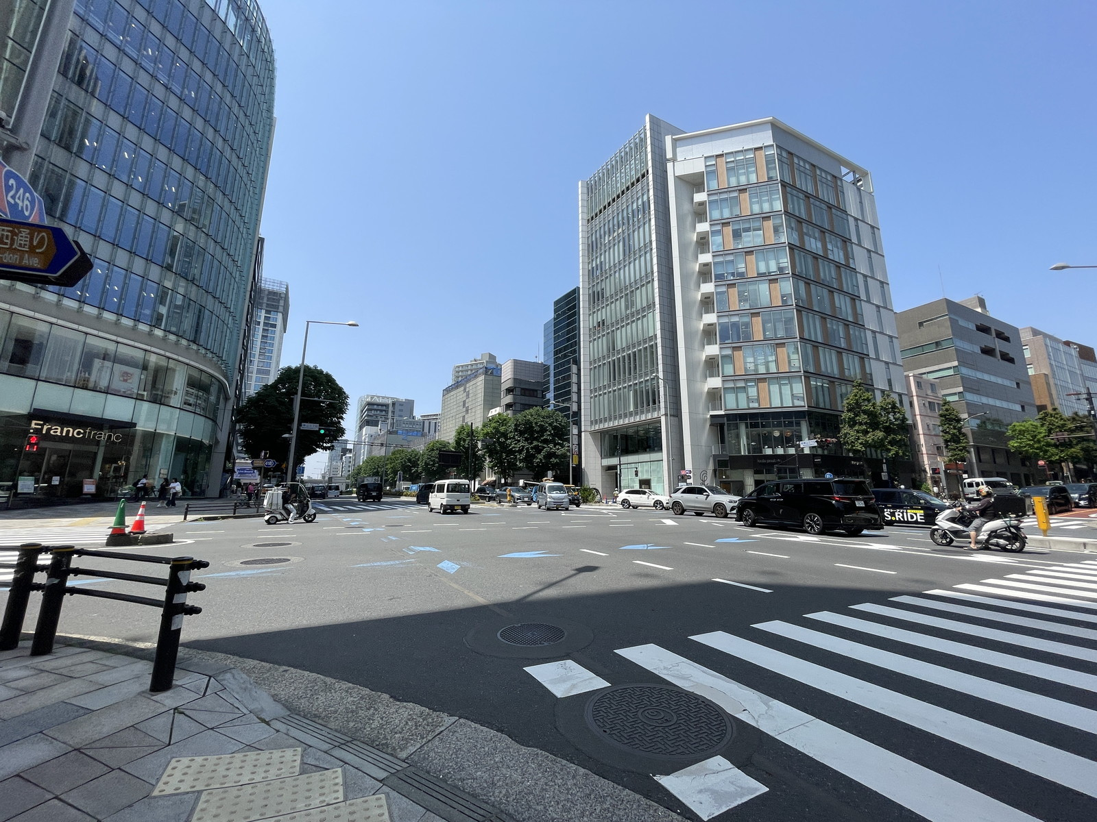 NH青山ビル前面の通り