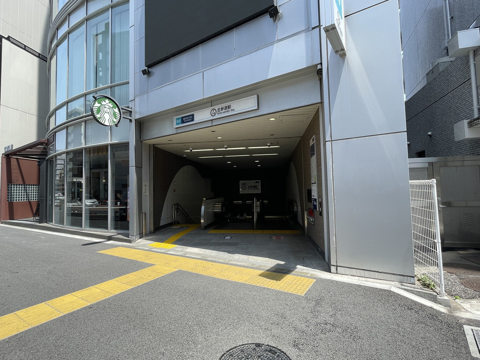 最寄りの「北参道駅」