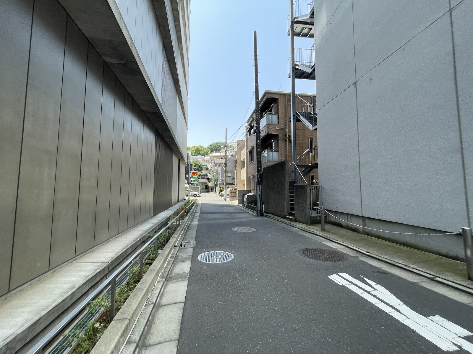Tanaka Building前面の通り