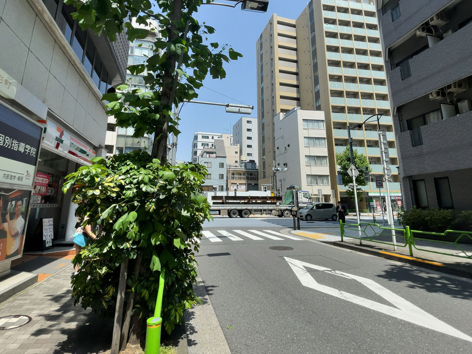 AIC共同ビル人形町前面の通り