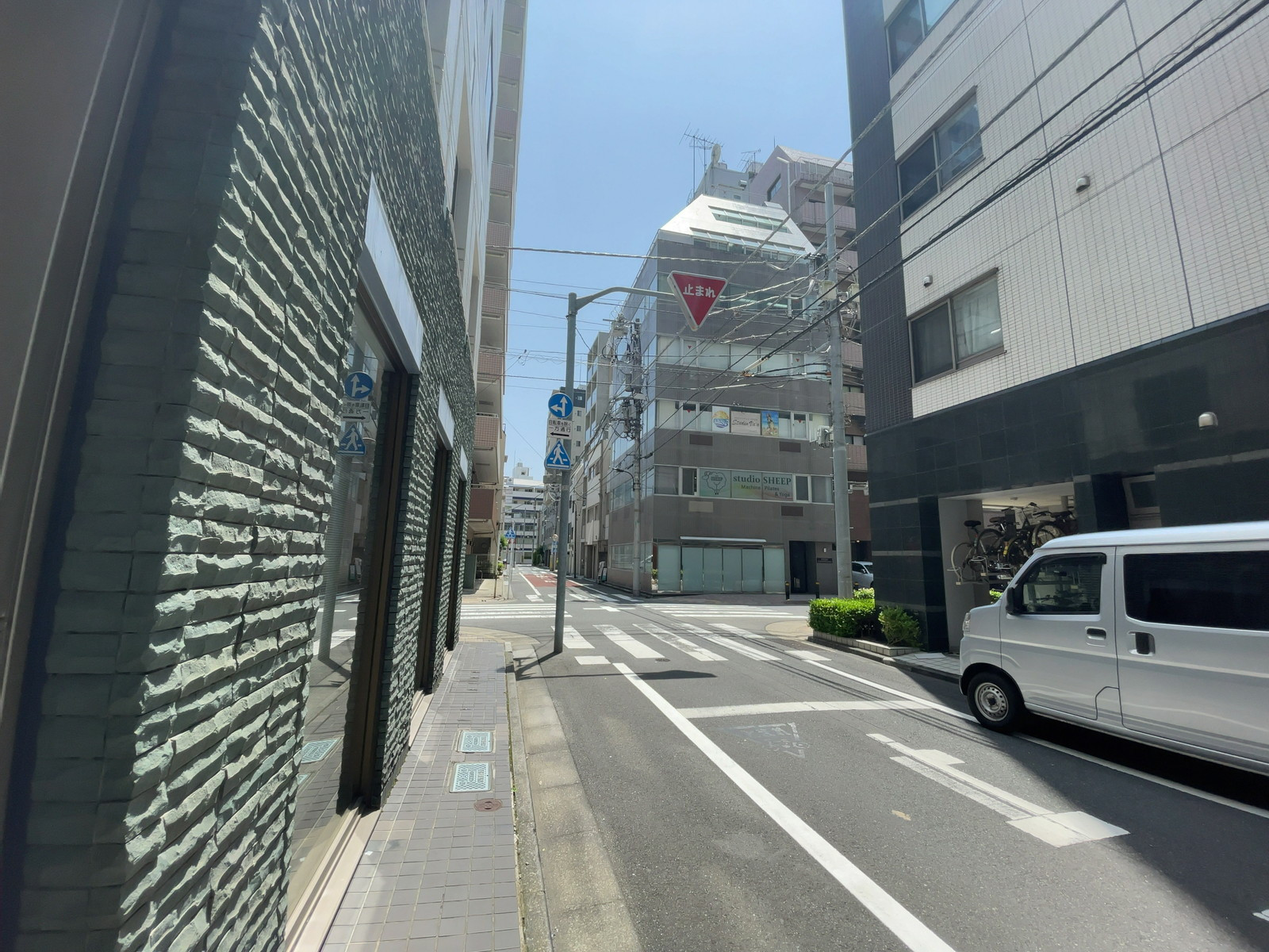 ルート浜町ビル前面の通り