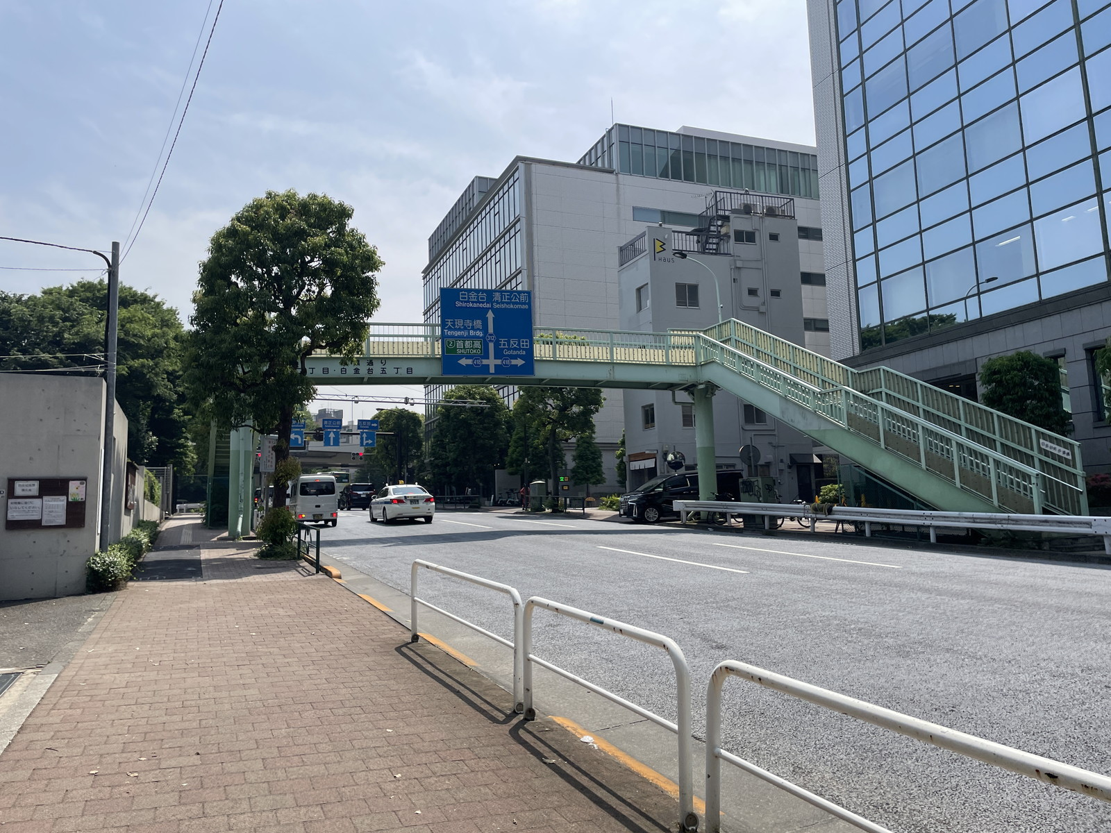 目黒東急ビル前面の通り