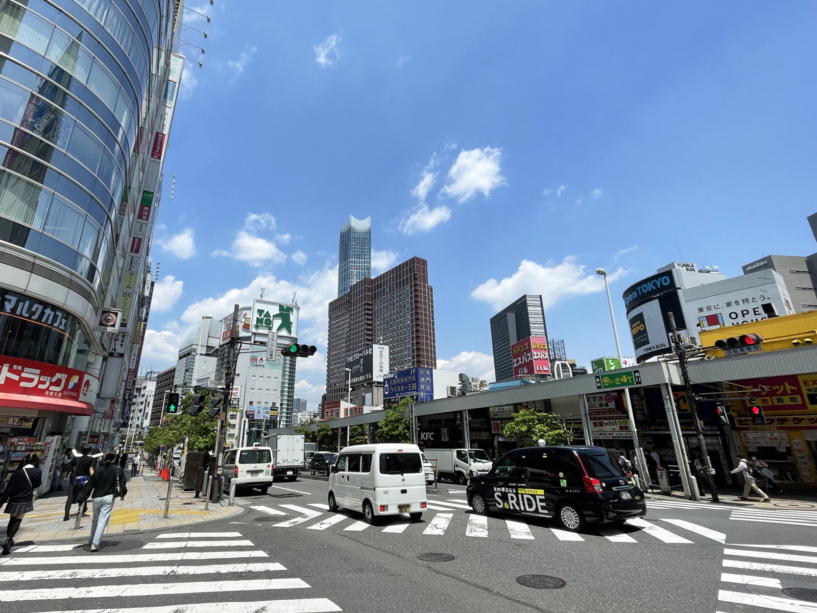 付近新宿大ガード西交差点