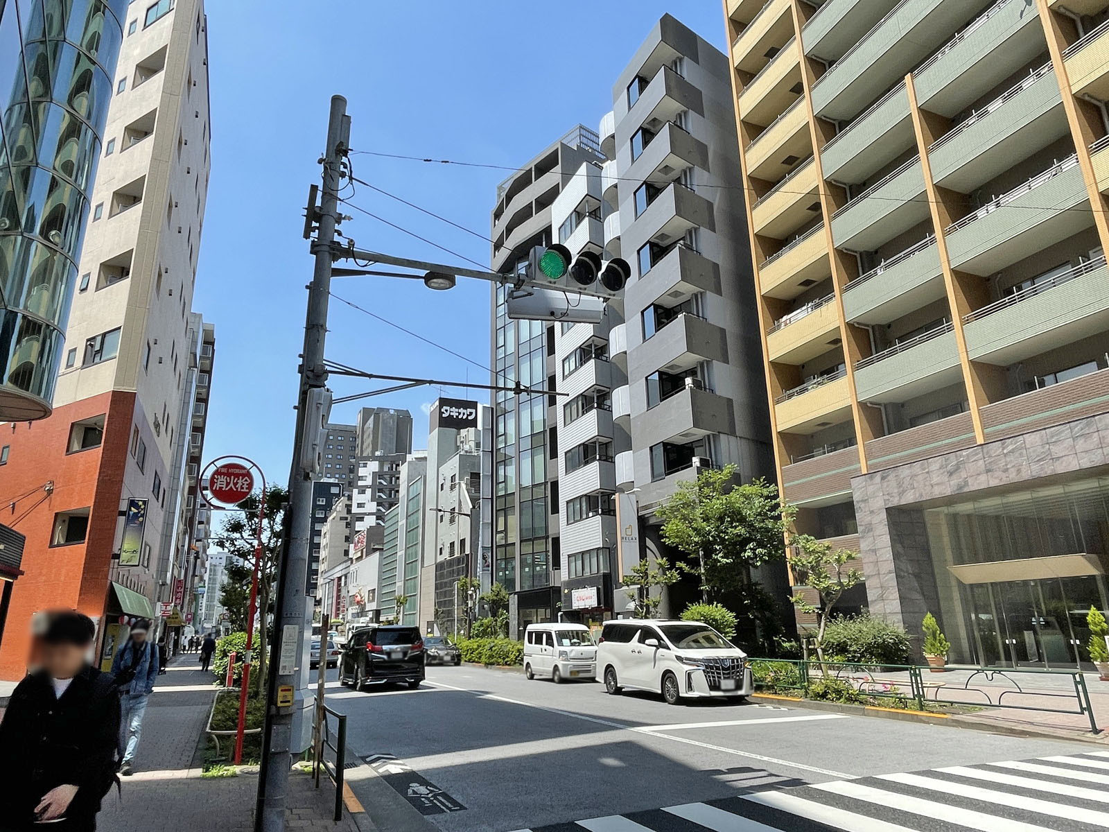 西新宿三関ビル前面の方南通り